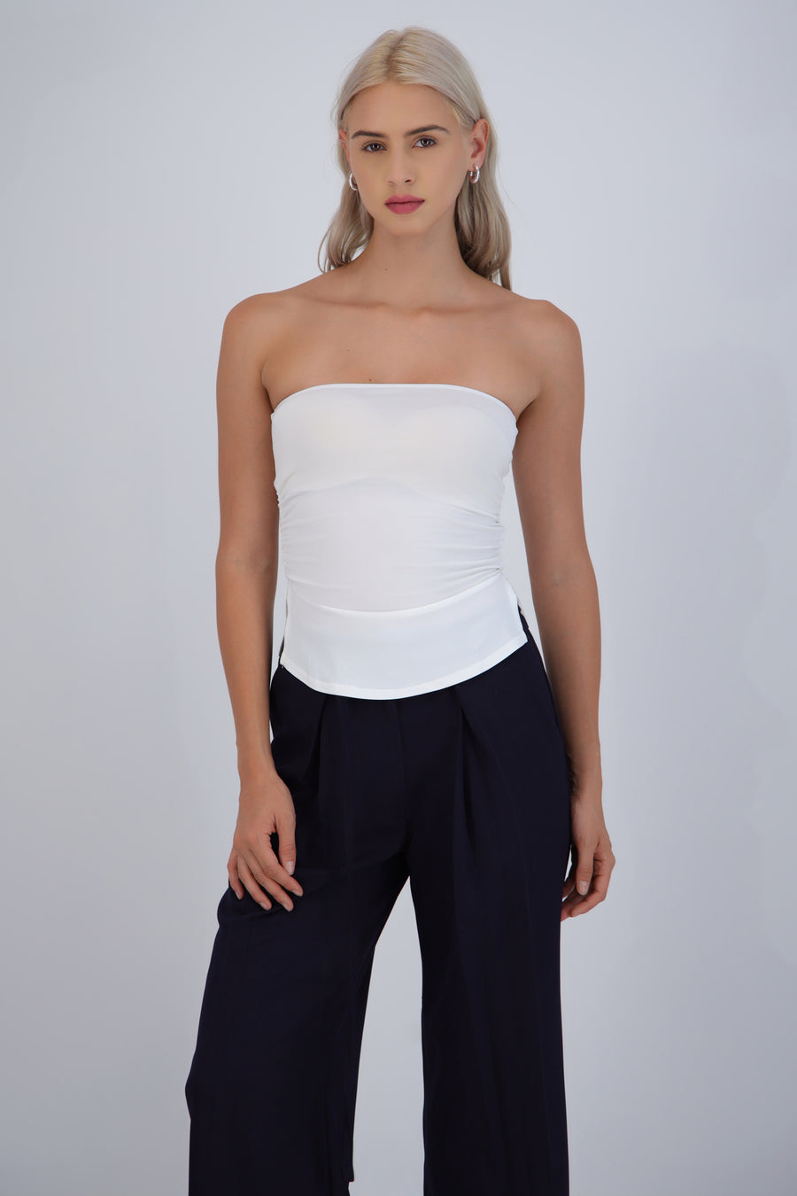 Top bandeau fruncido con aberturas