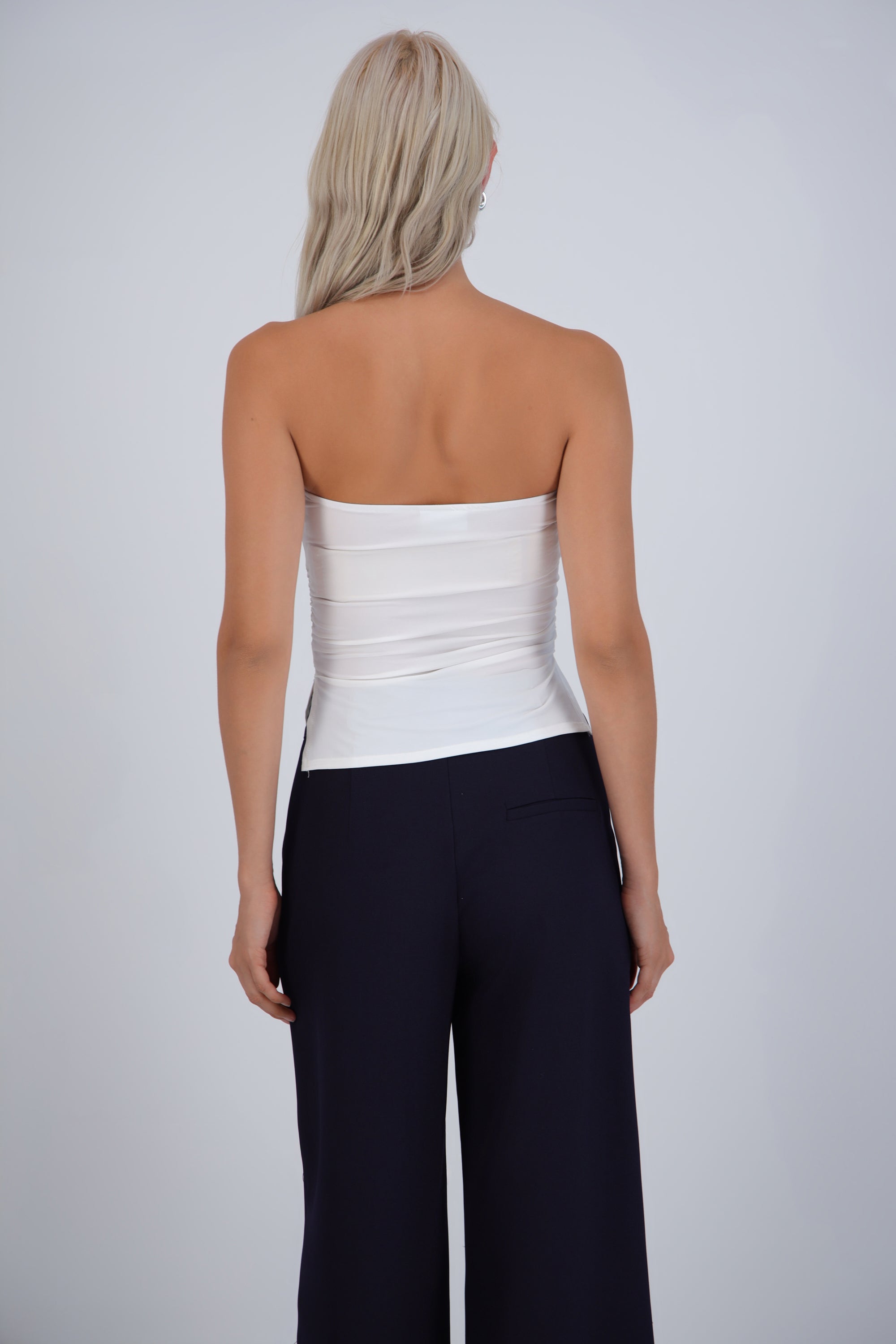 Top bandeau fruncido con aberturas