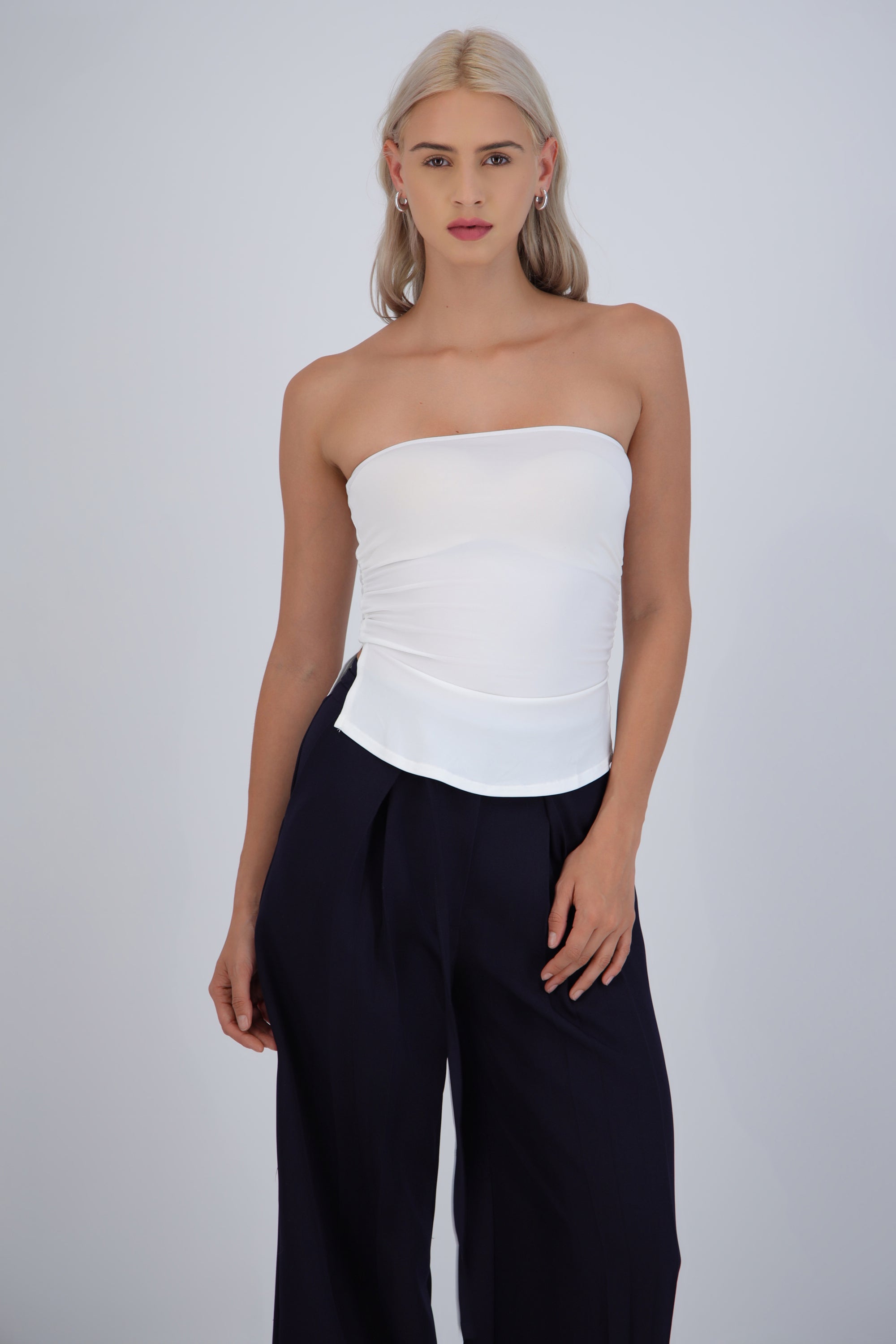 Top bandeau fruncido con aberturas