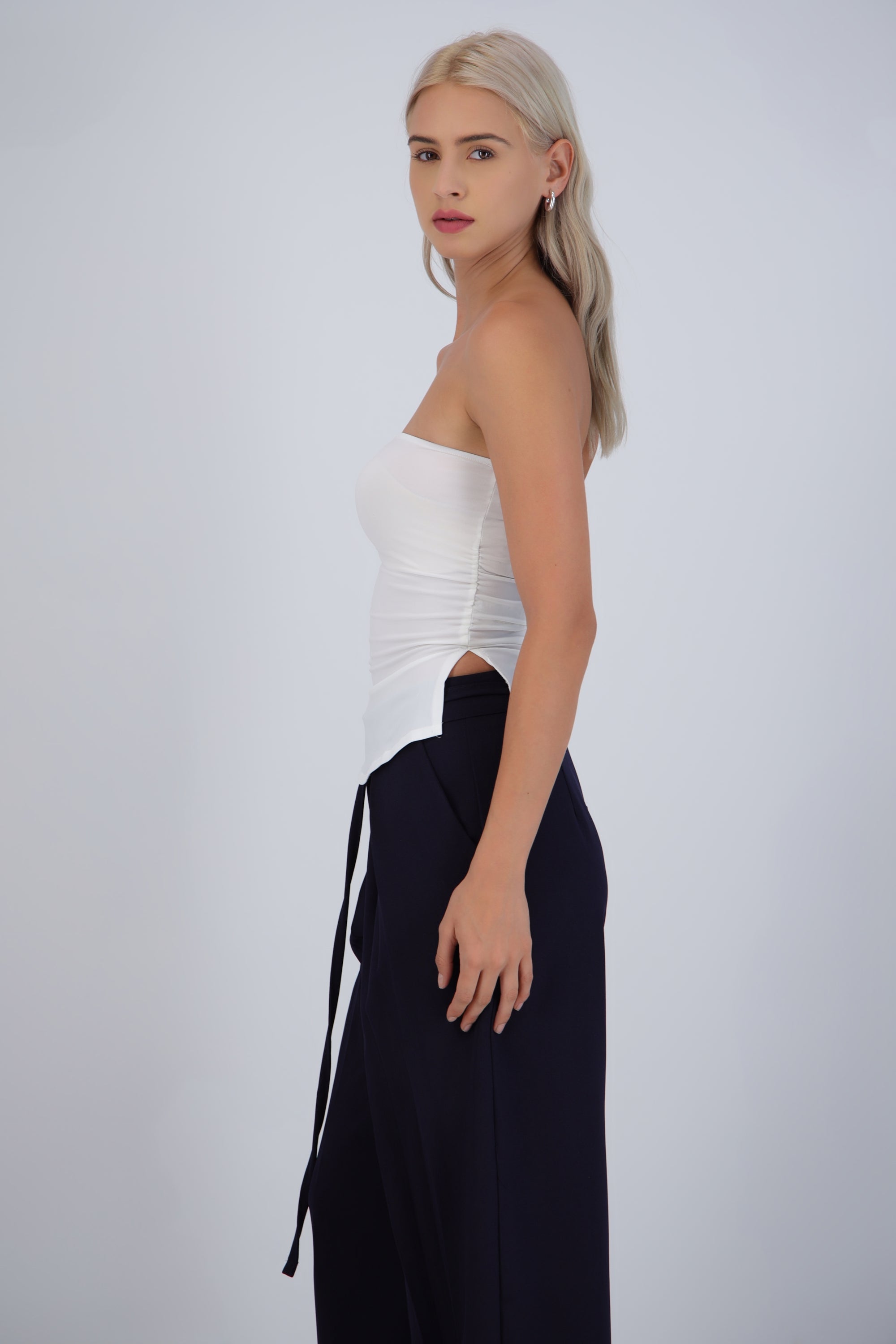 Top bandeau fruncido con aberturas