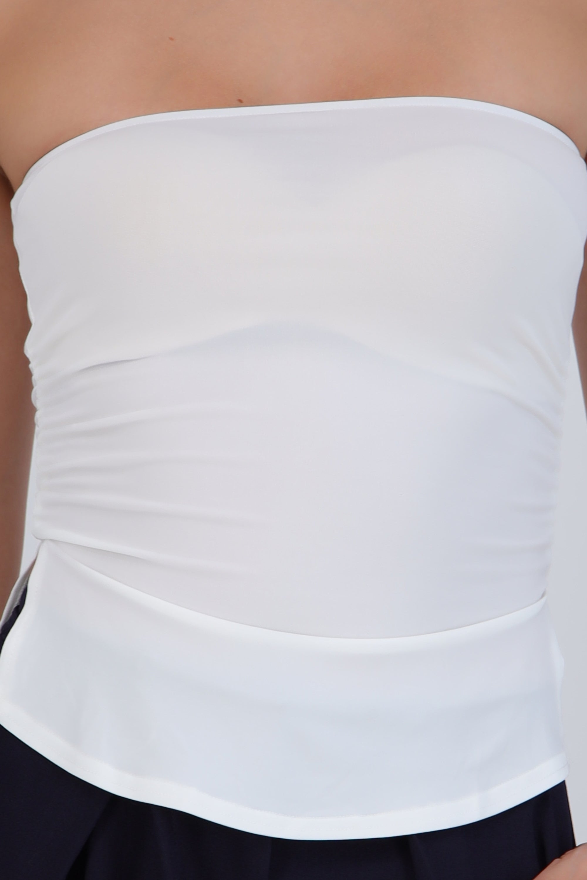 Top bandeau fruncido con aberturas