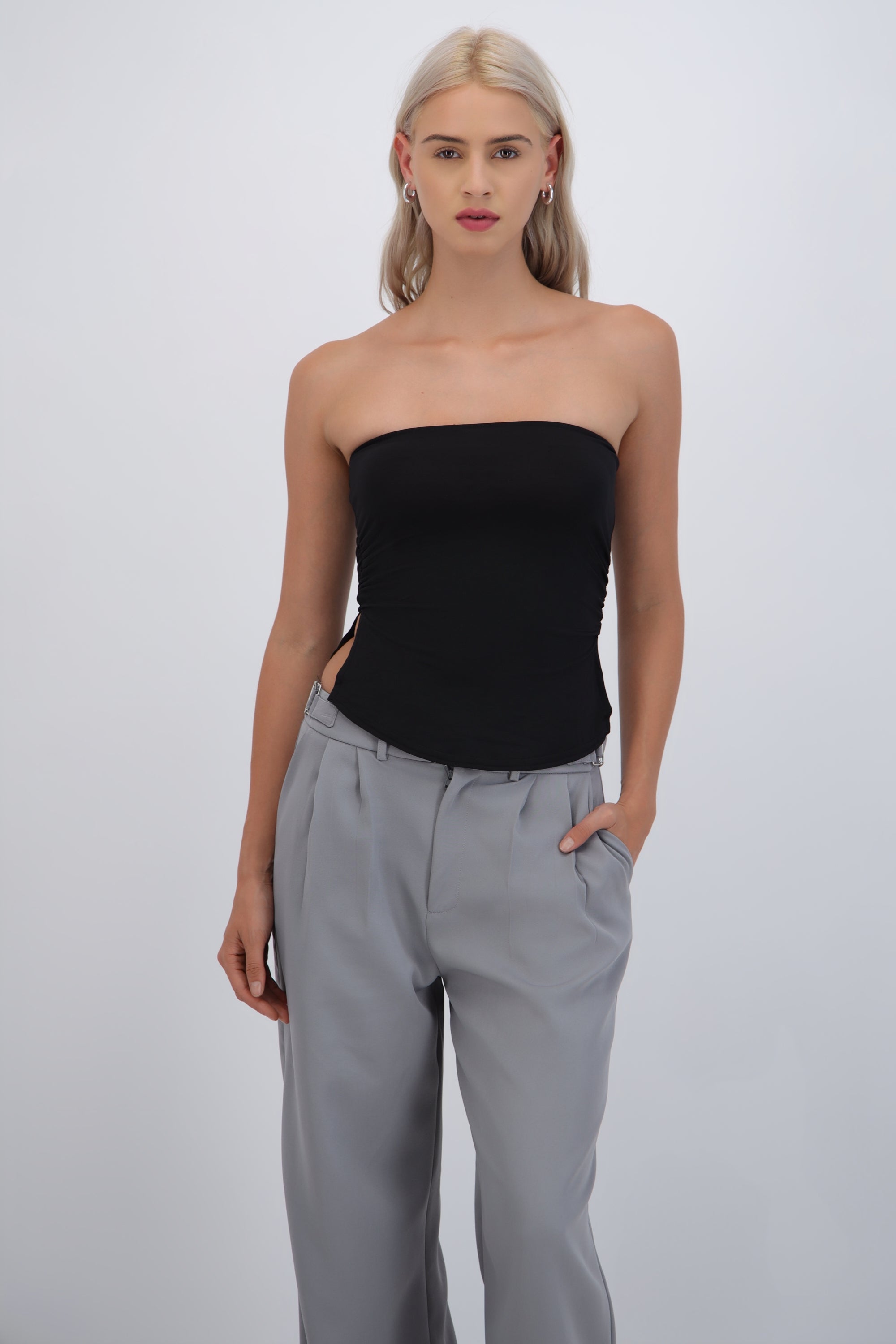 Top bandeau fruncido con aberturas