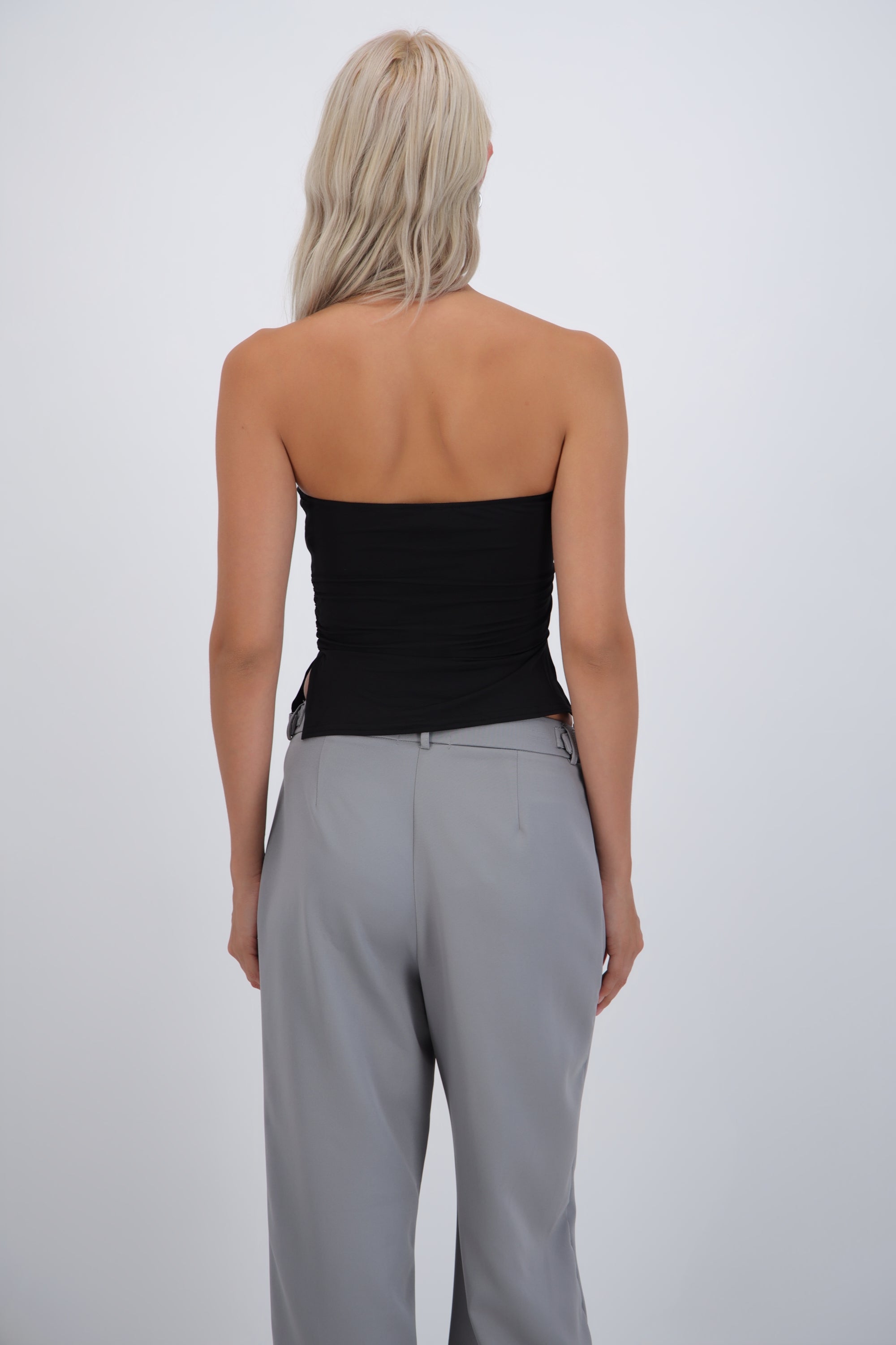 Top bandeau fruncido con aberturas