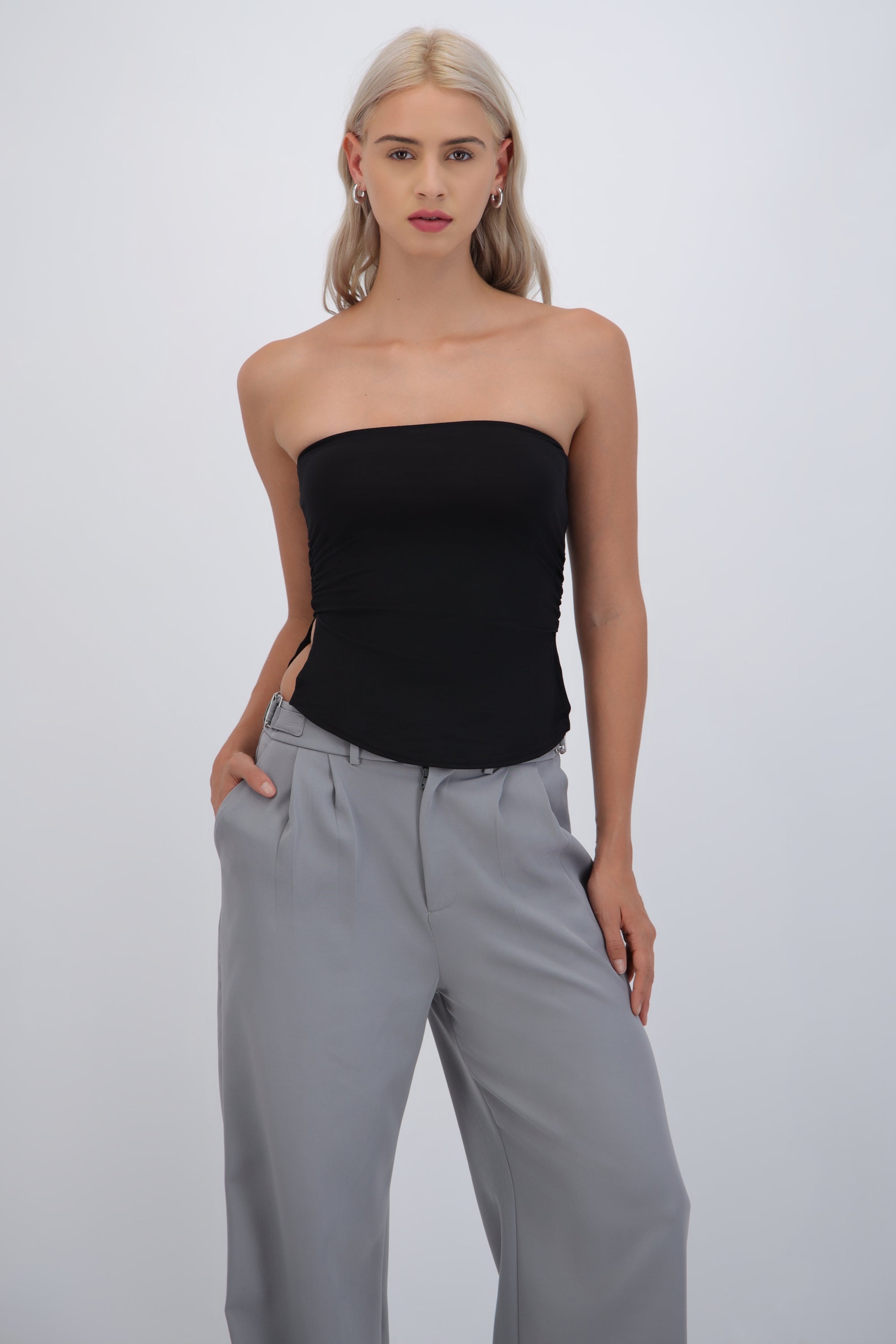 Top bandeau fruncido con aberturas