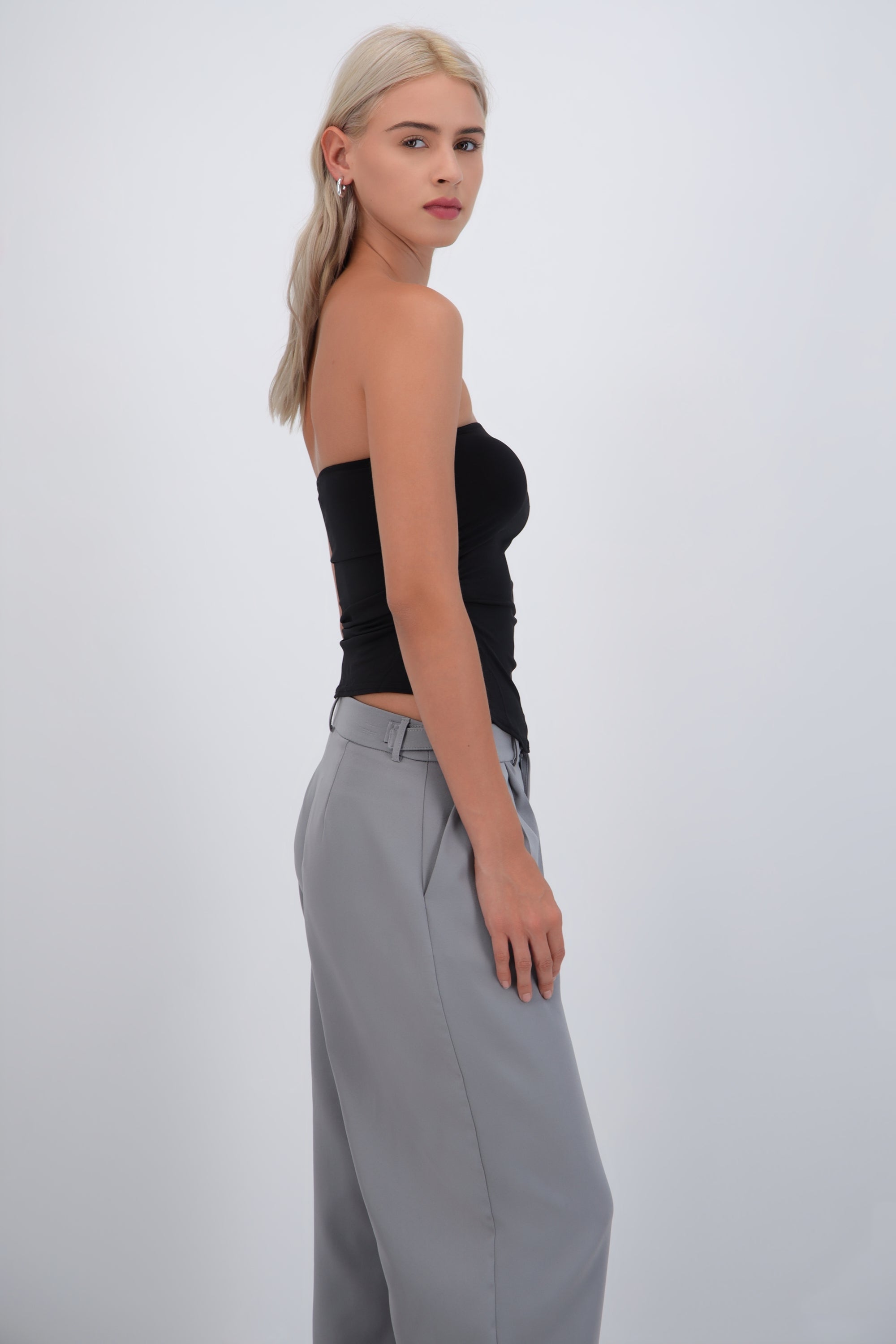 Top bandeau fruncido con aberturas