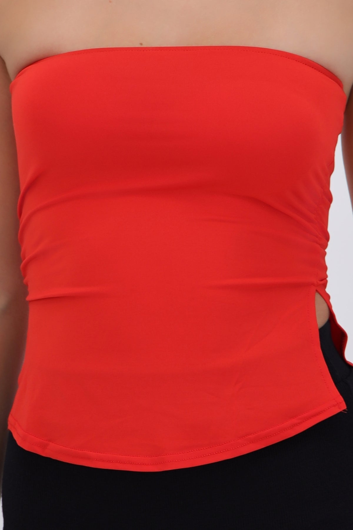 Top bandeau fruncido con aberturas ROJO