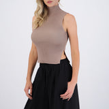 Top tejido sin manga cuello alto