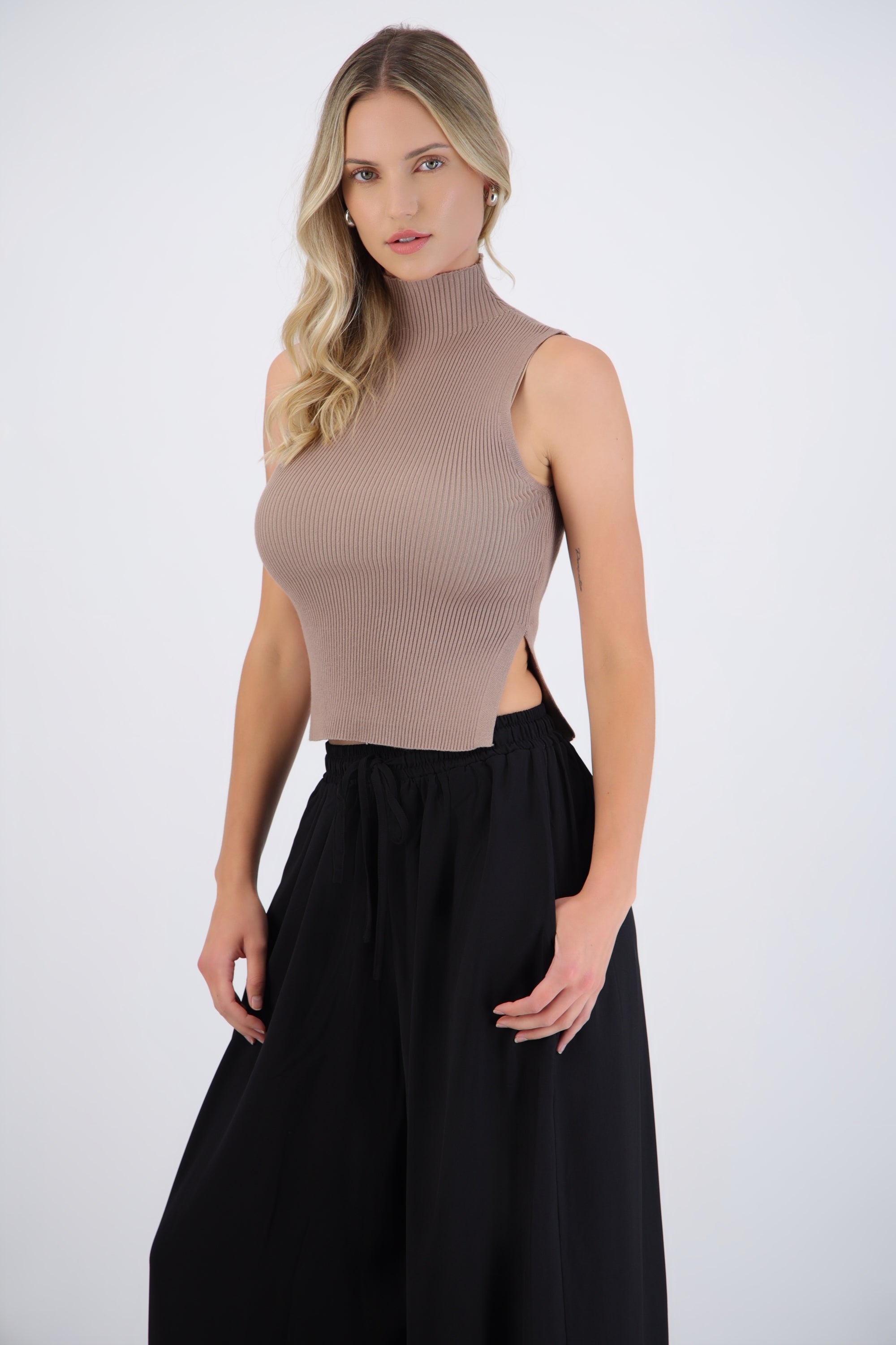 Top tejido sin manga cuello alto