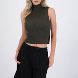 Top tejido sin manga cuello alto