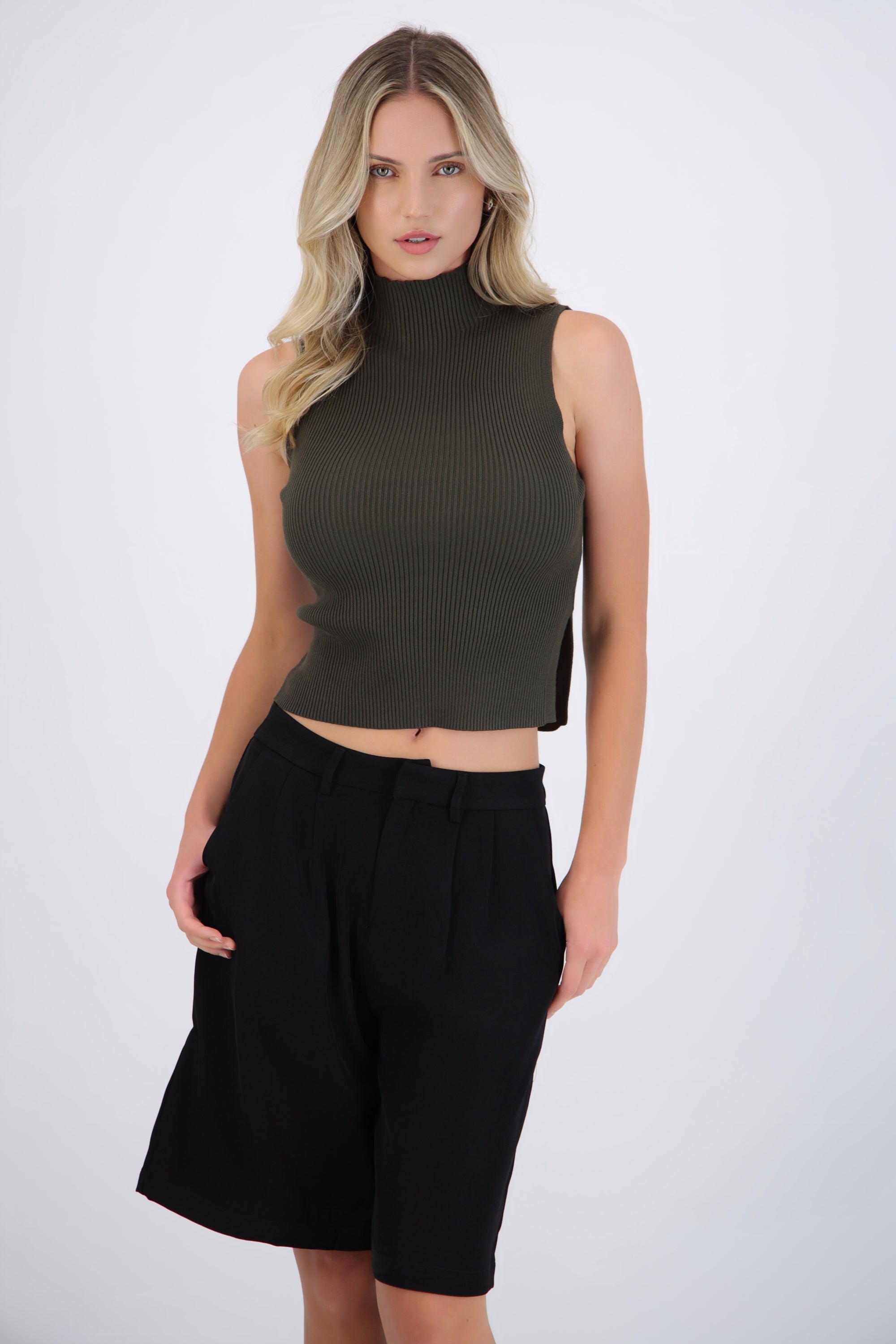 Top tejido sin manga cuello alto