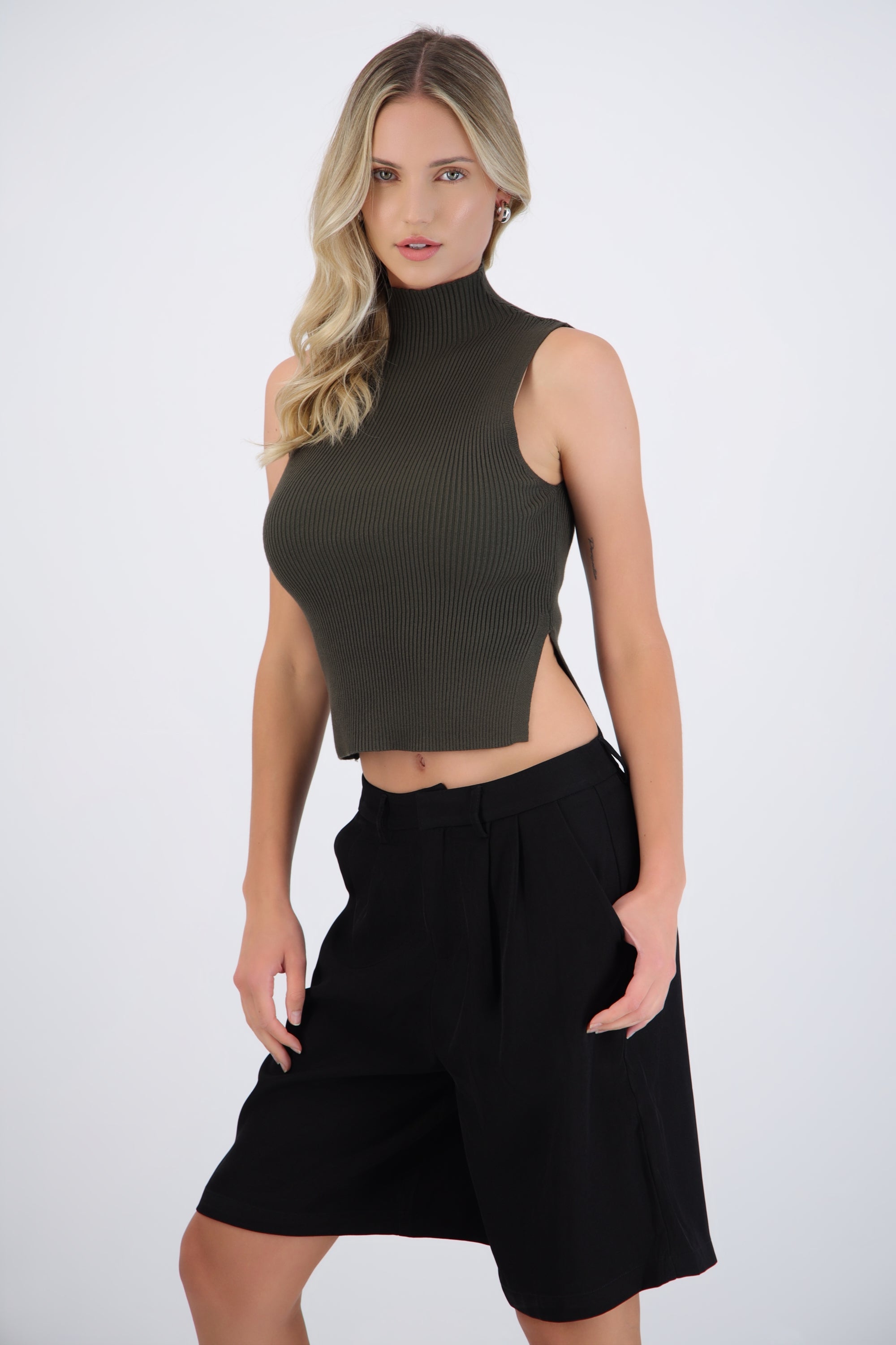 Top tejido sin manga cuello alto