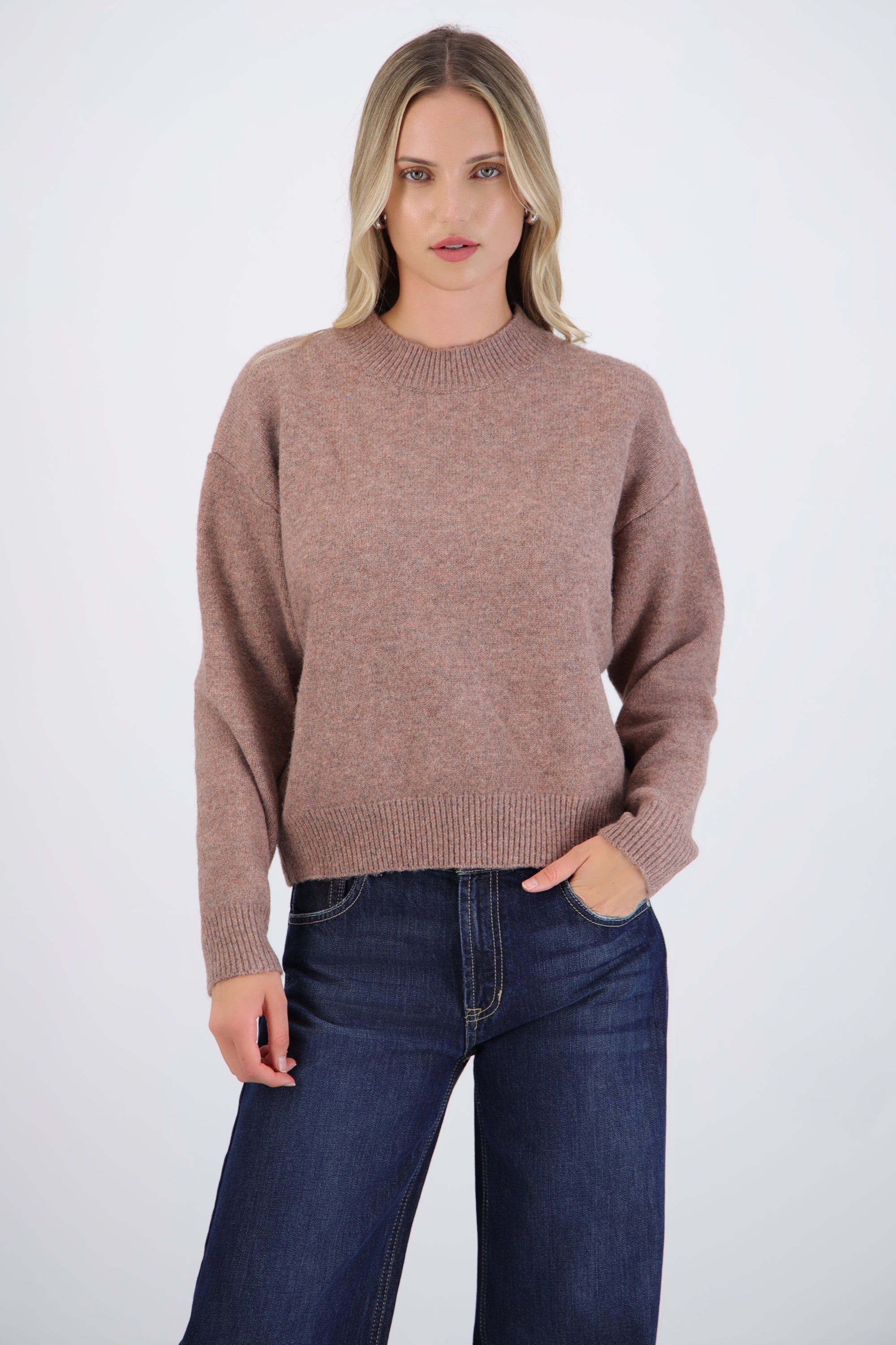 Suéter cuello redondo textura suave