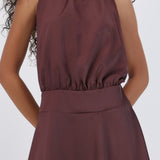 Vestido mini satín halter cuello alto