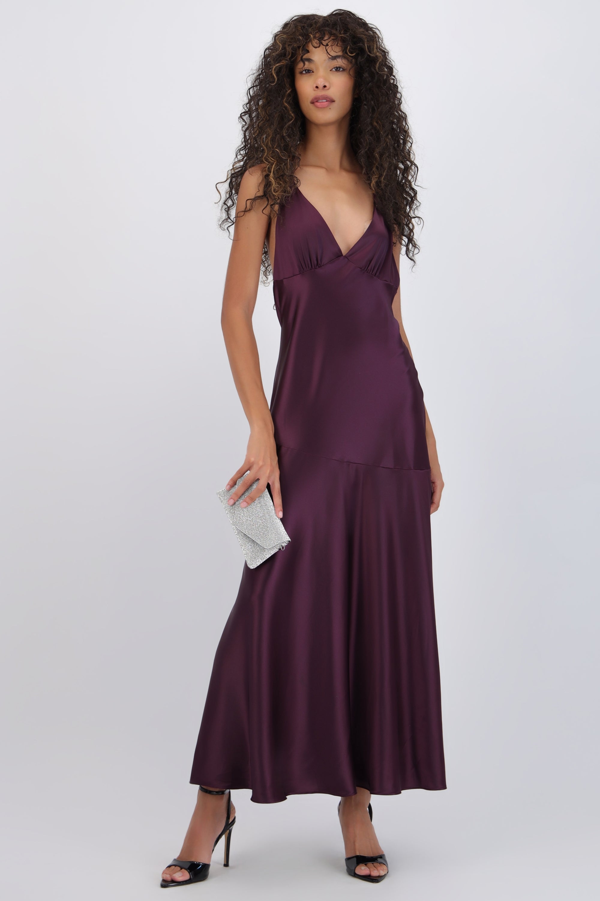 Vestido maxi satín escote v detalle corte