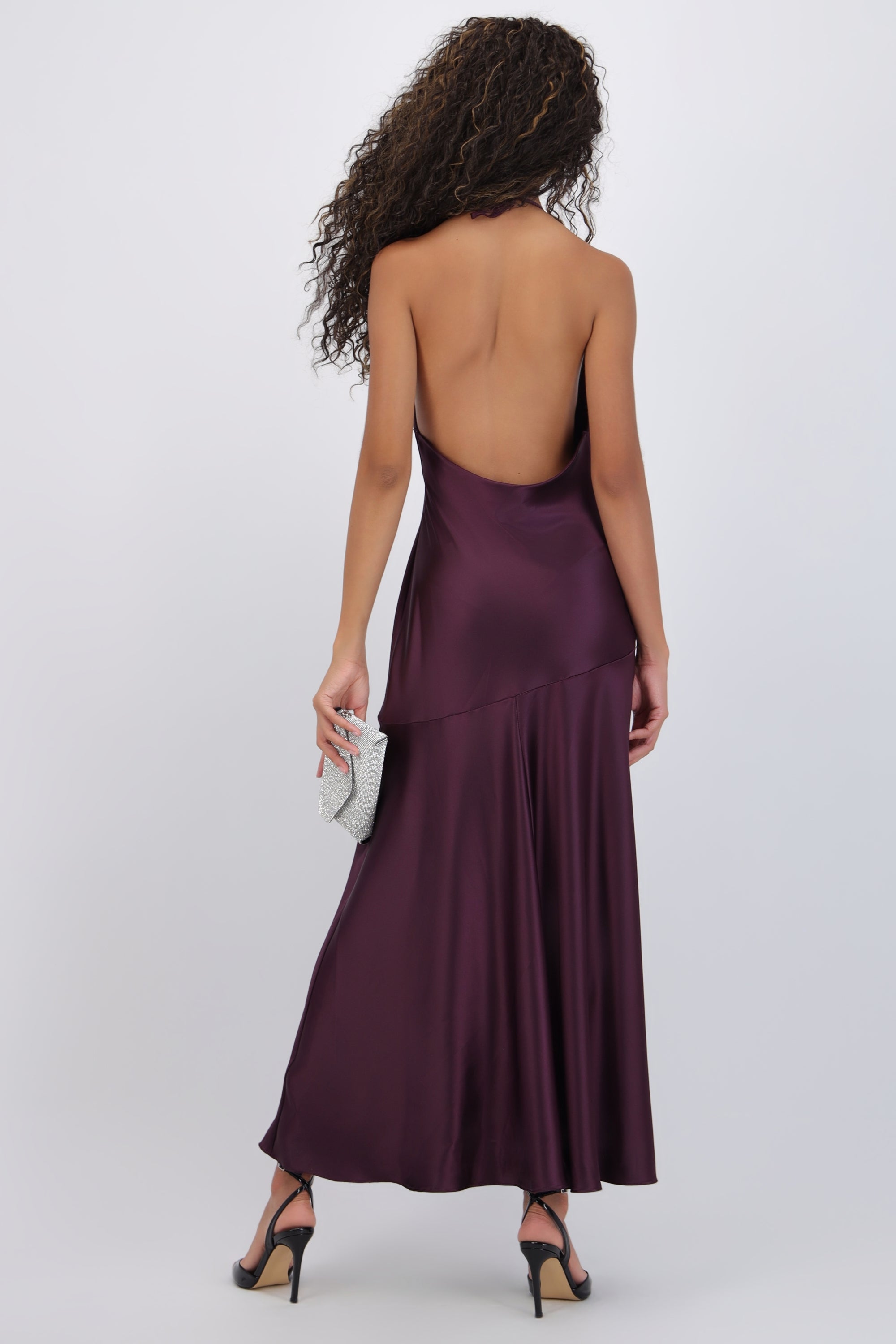 Vestido maxi satín escote v detalle corte
