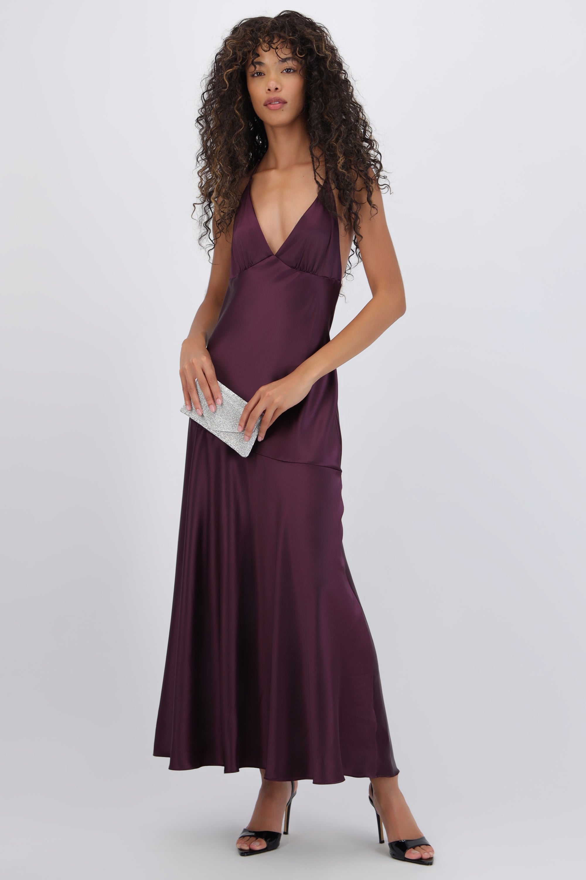 Vestido maxi satín escote v detalle corte