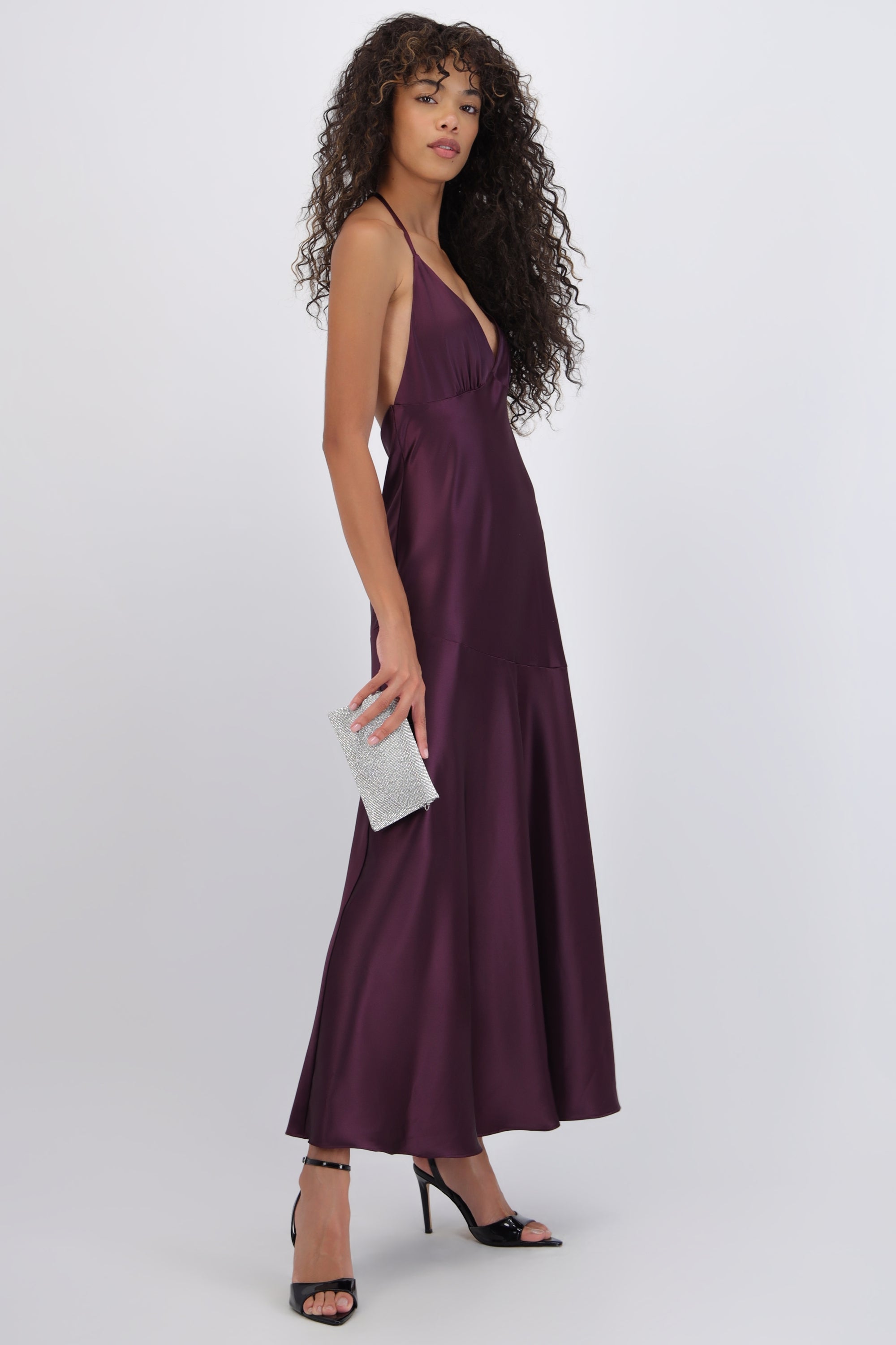 Vestido maxi satín escote v detalle corte