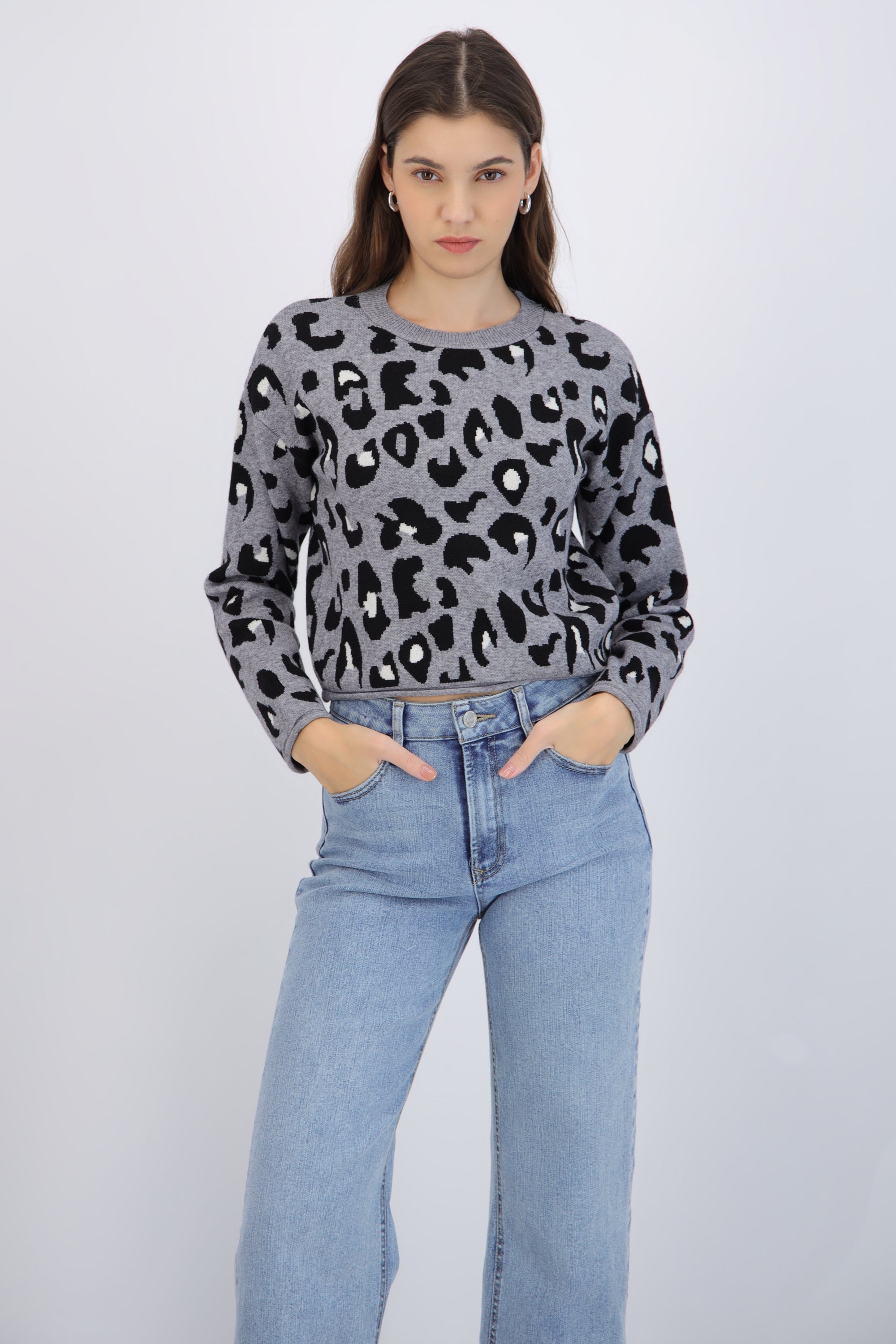 Suéter cuello redondo detalle leopardo