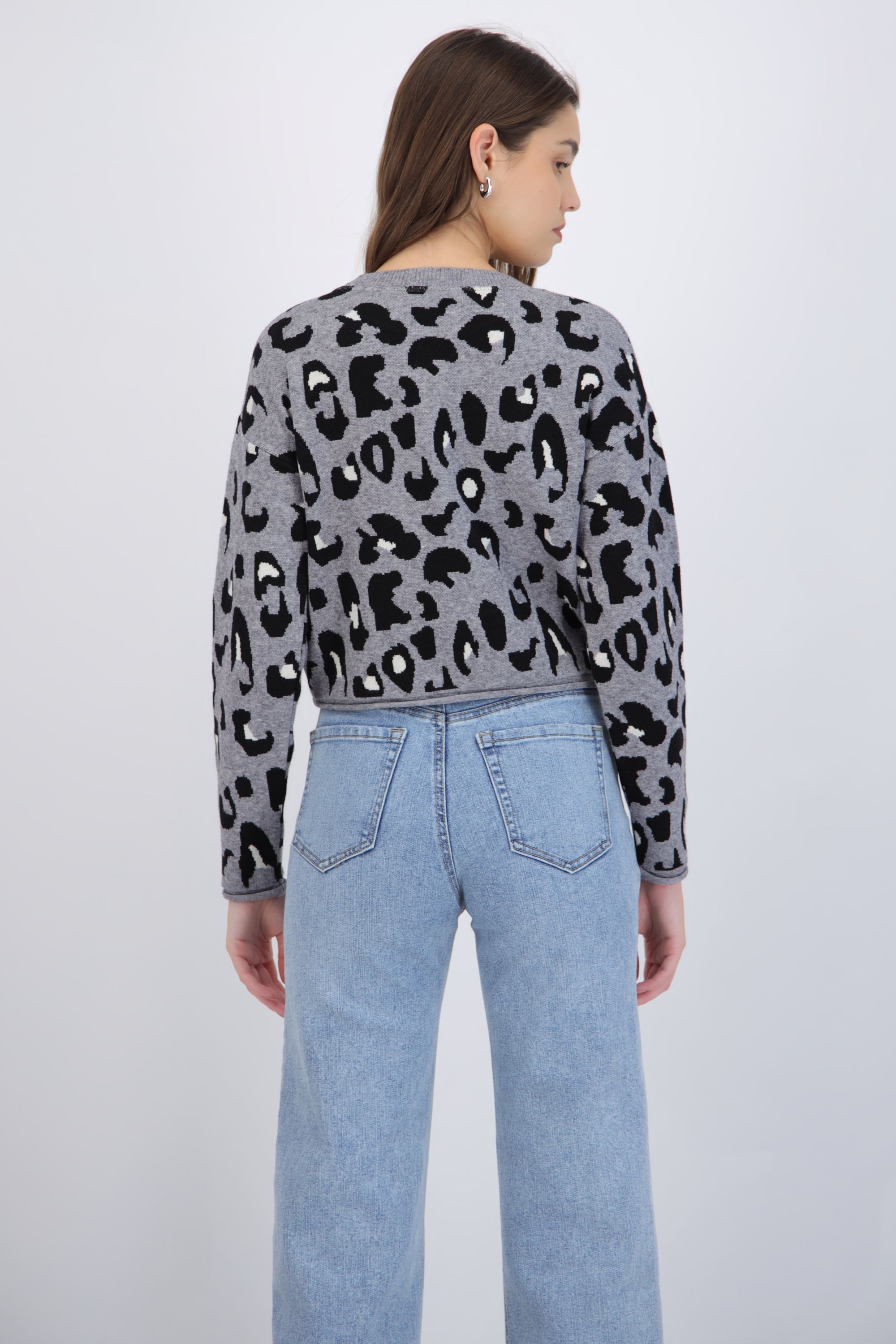 Suéter cuello redondo detalle leopardo