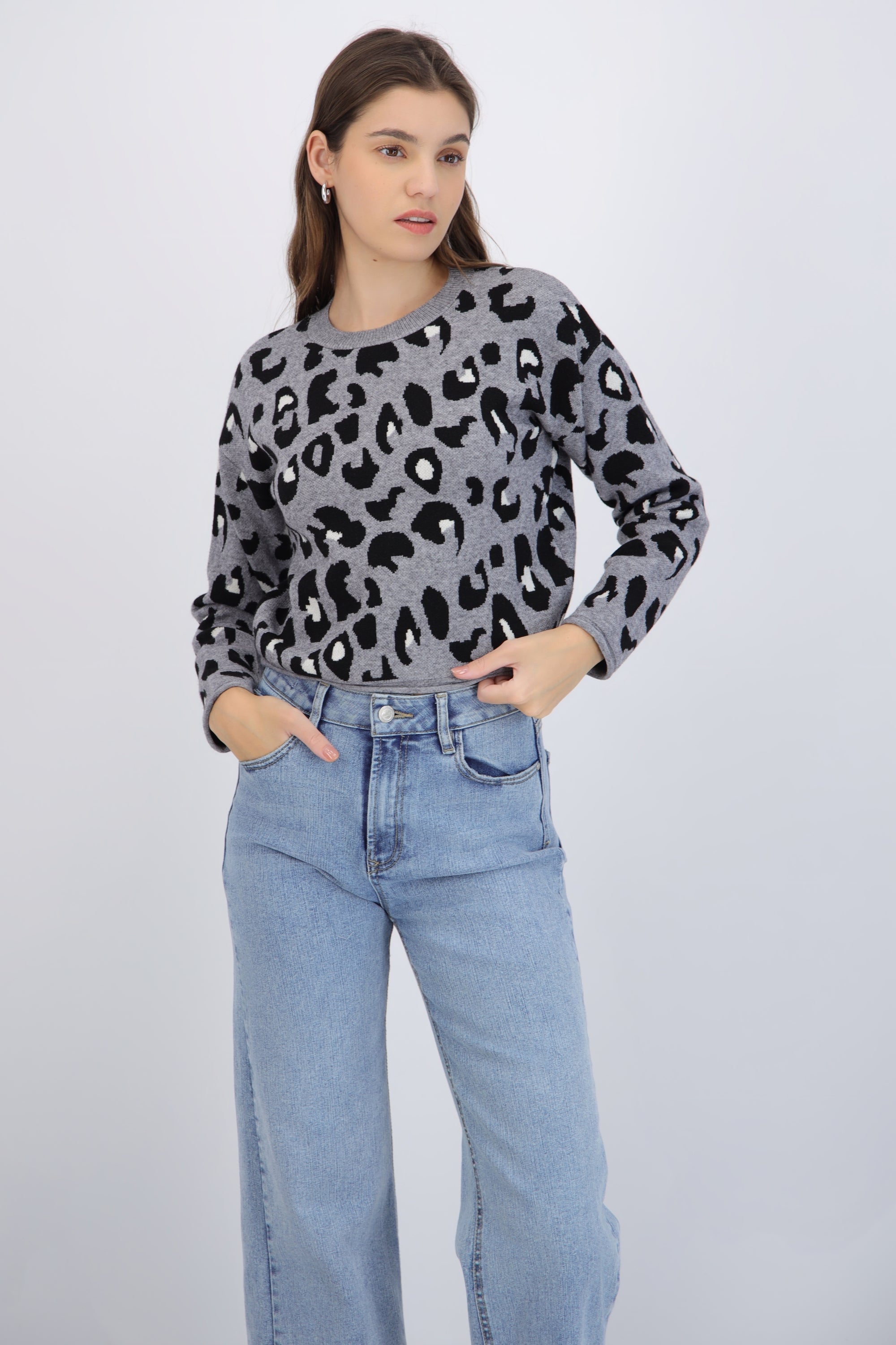 Suéter cuello redondo detalle leopardo