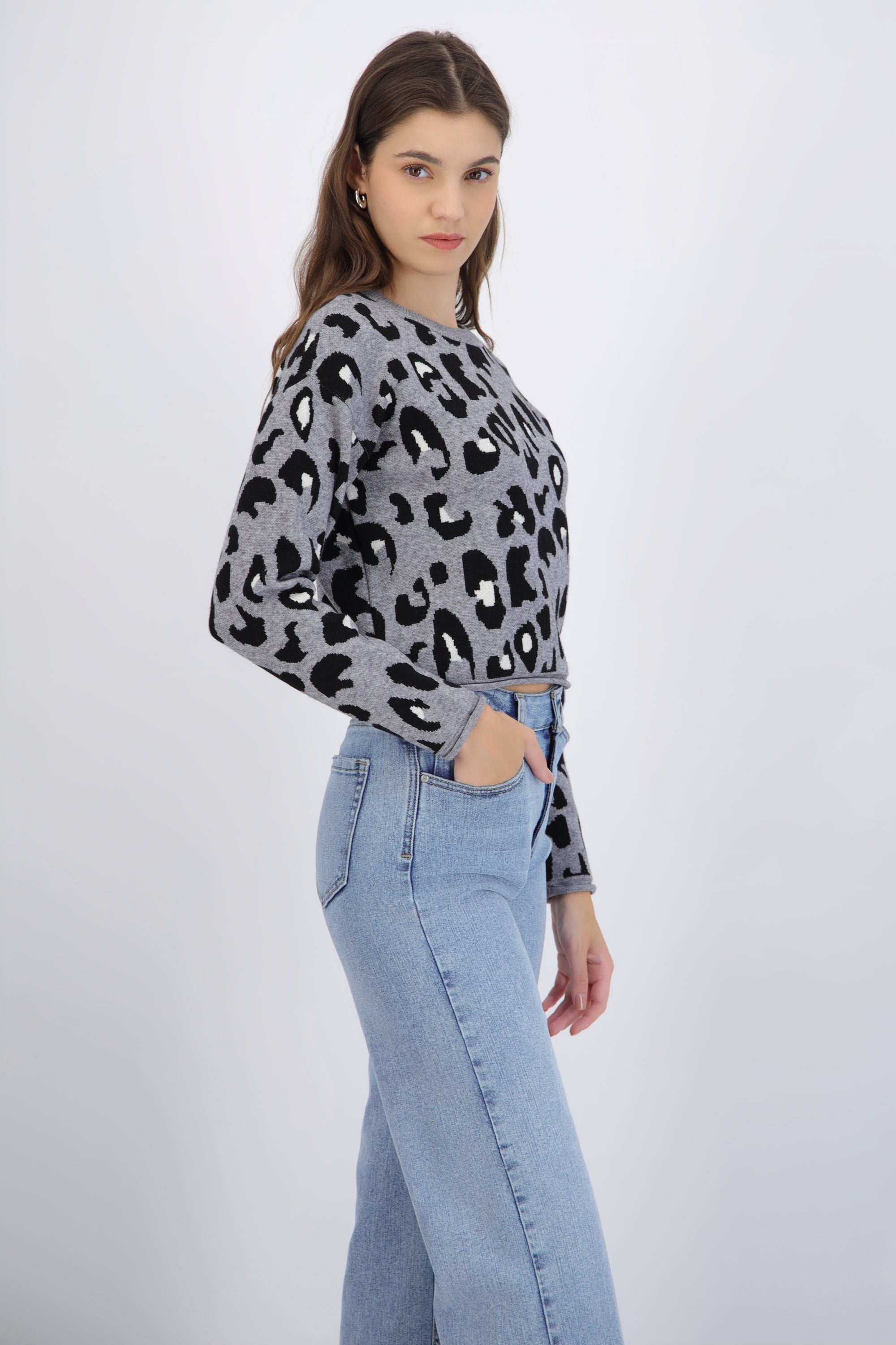 Suéter cuello redondo detalle leopardo