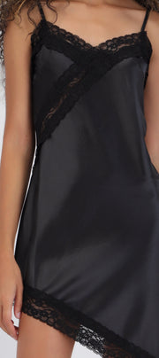 Vestido mini asimetrico encaje