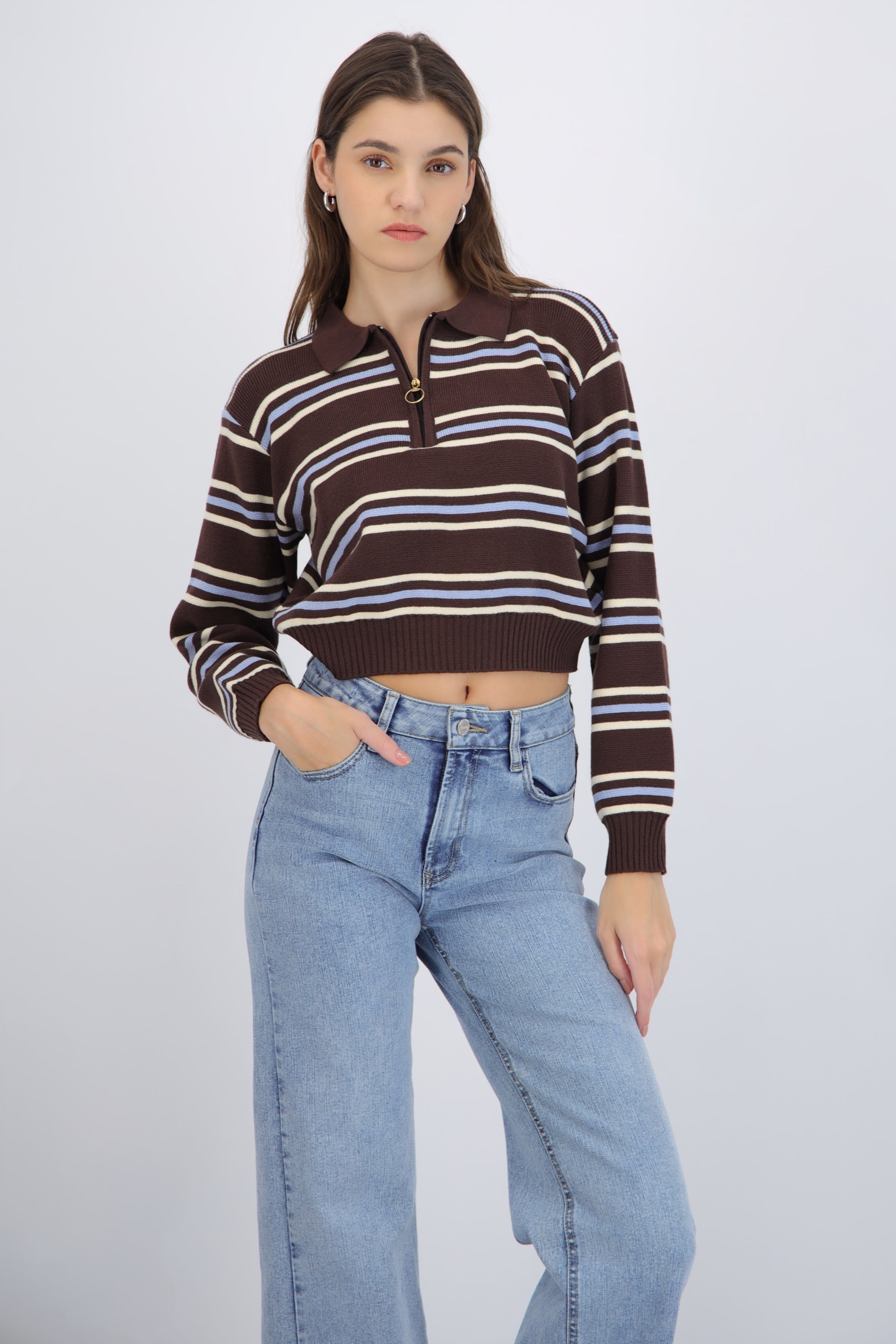 Suéter cuello polo detalle cierre líneas