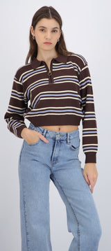 Suéter cuello polo detalle cierre líneas