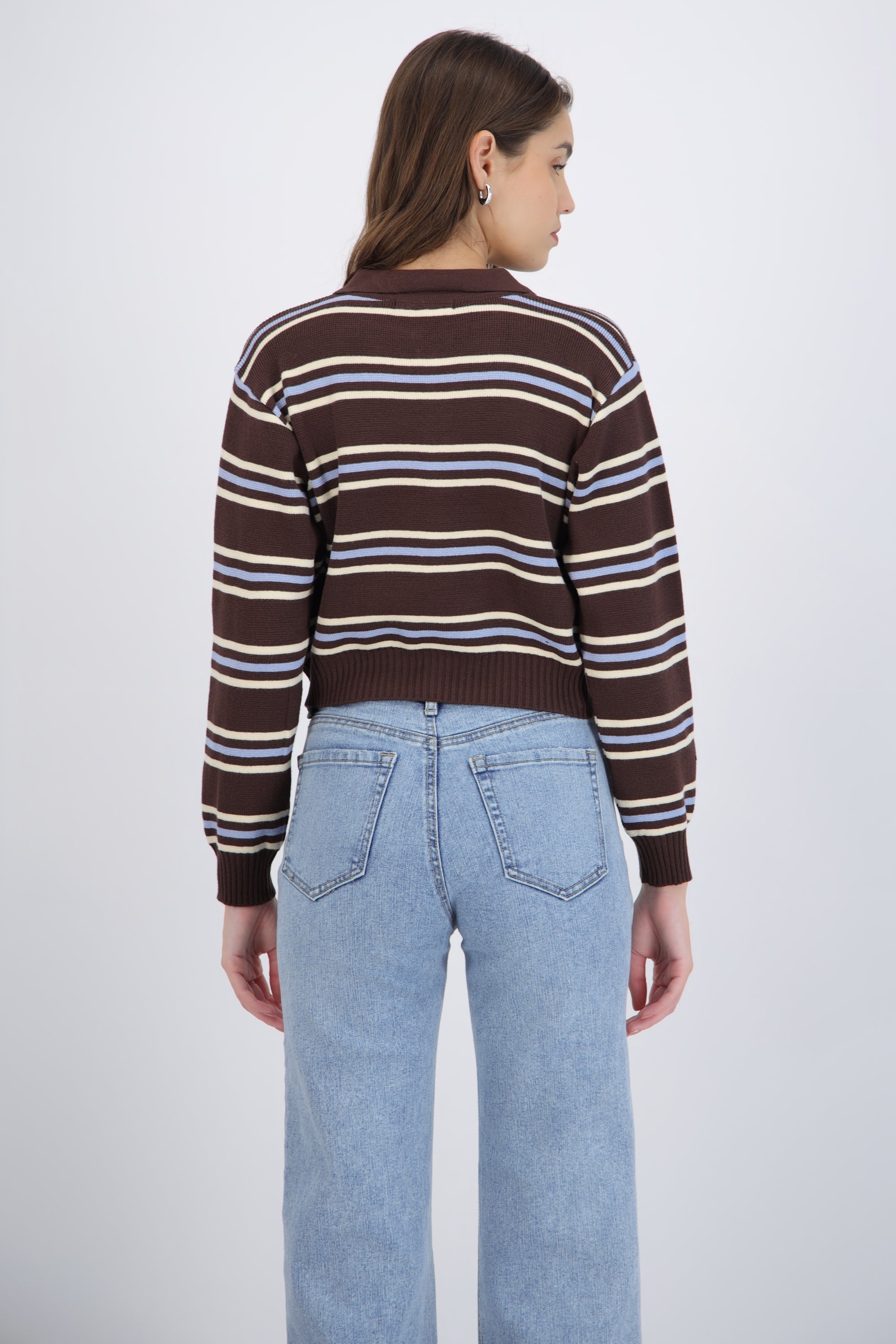 Suéter cuello polo detalle cierre líneas