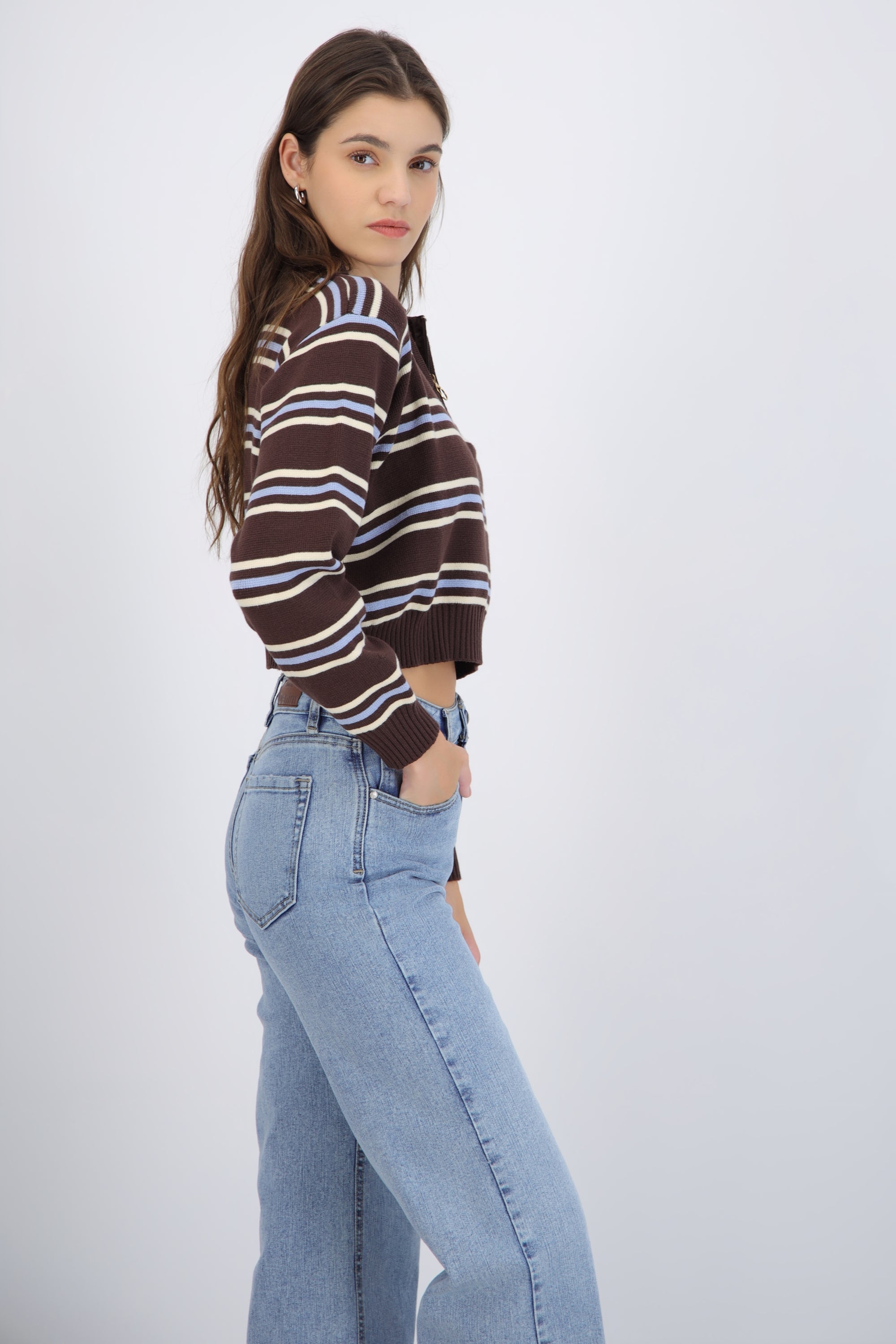 Suéter cuello polo detalle cierre líneas