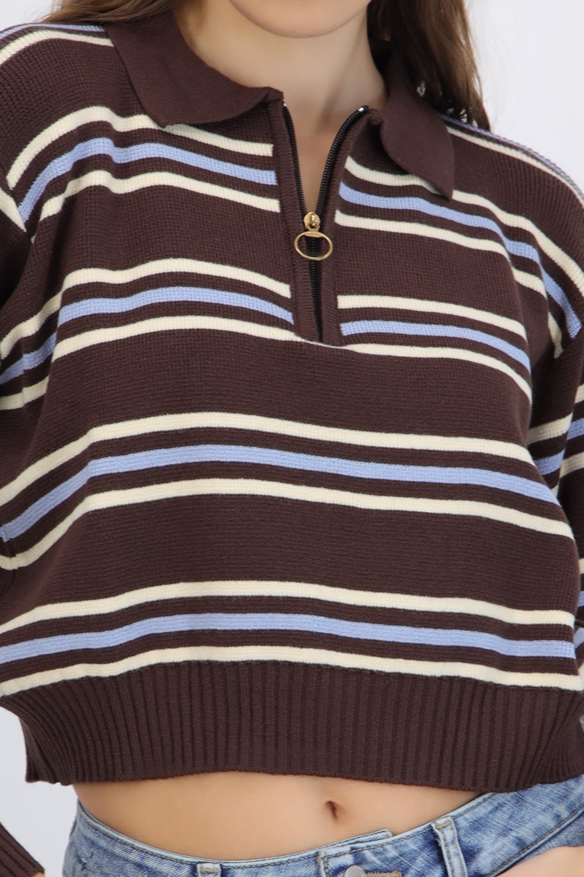 Suéter cuello polo detalle cierre líneas