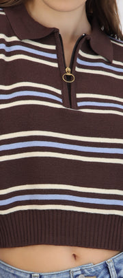 Suéter cuello polo detalle cierre líneas