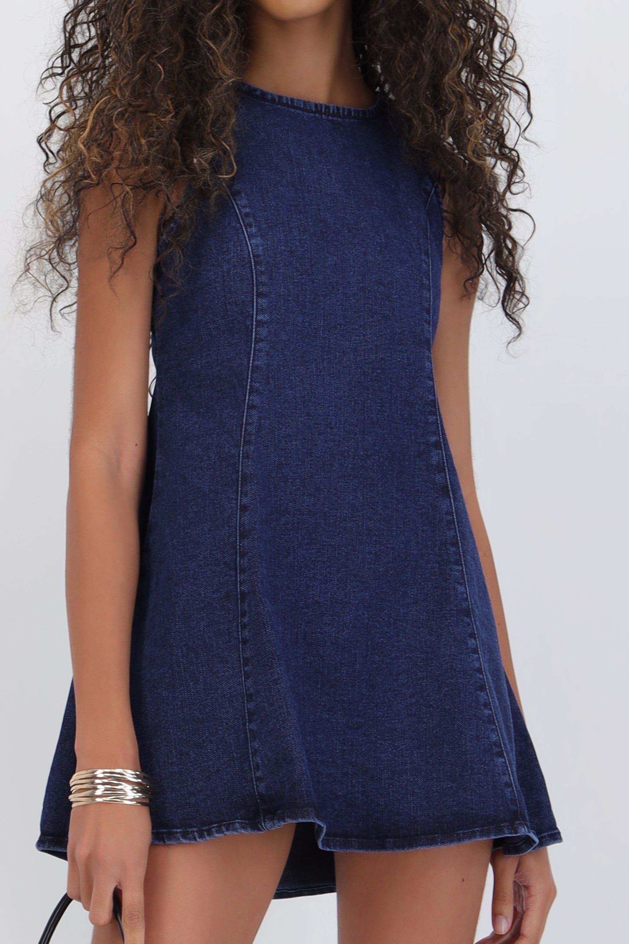 Vestido mini detalles cortes denim