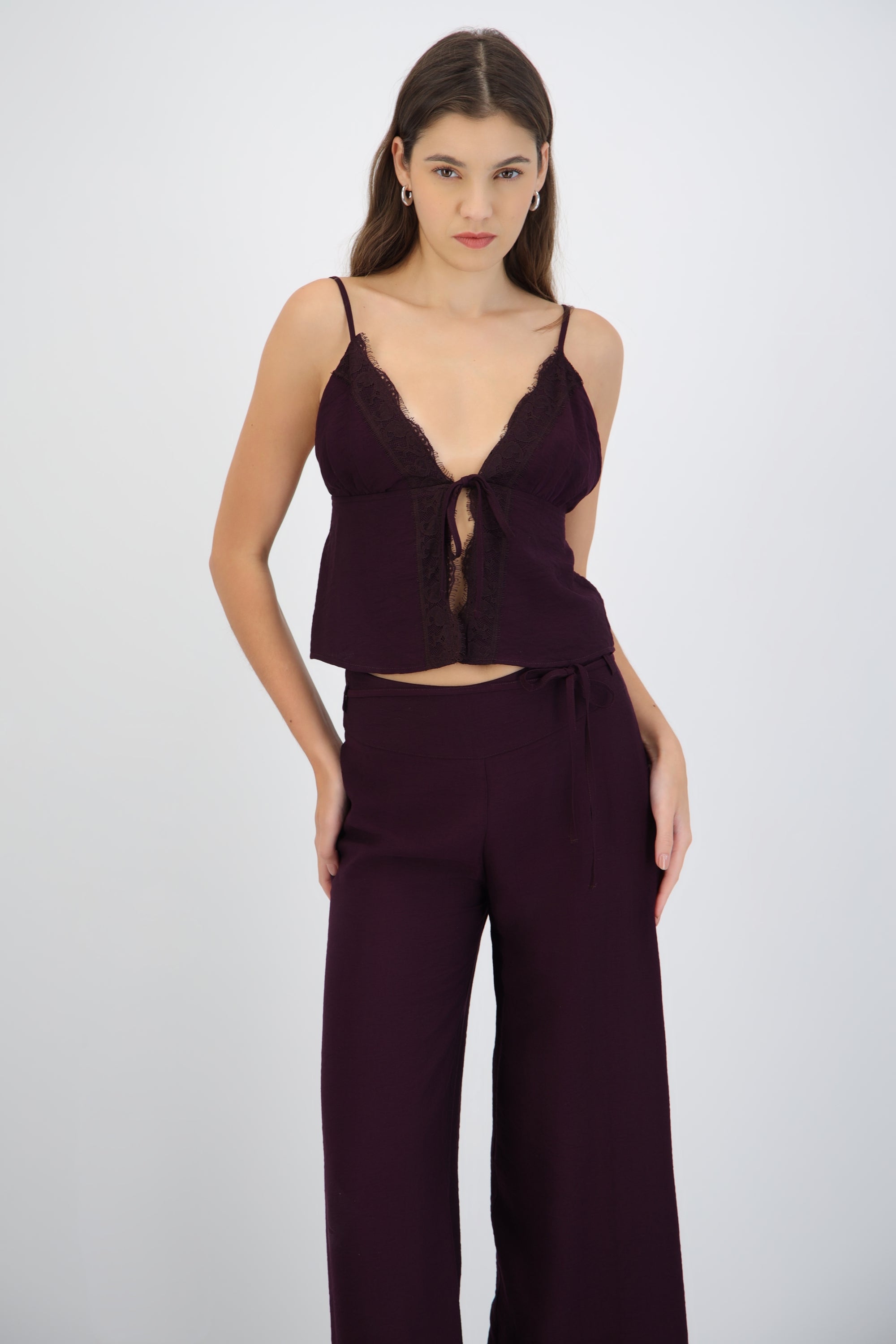 Top tirantes detalle encaje escote