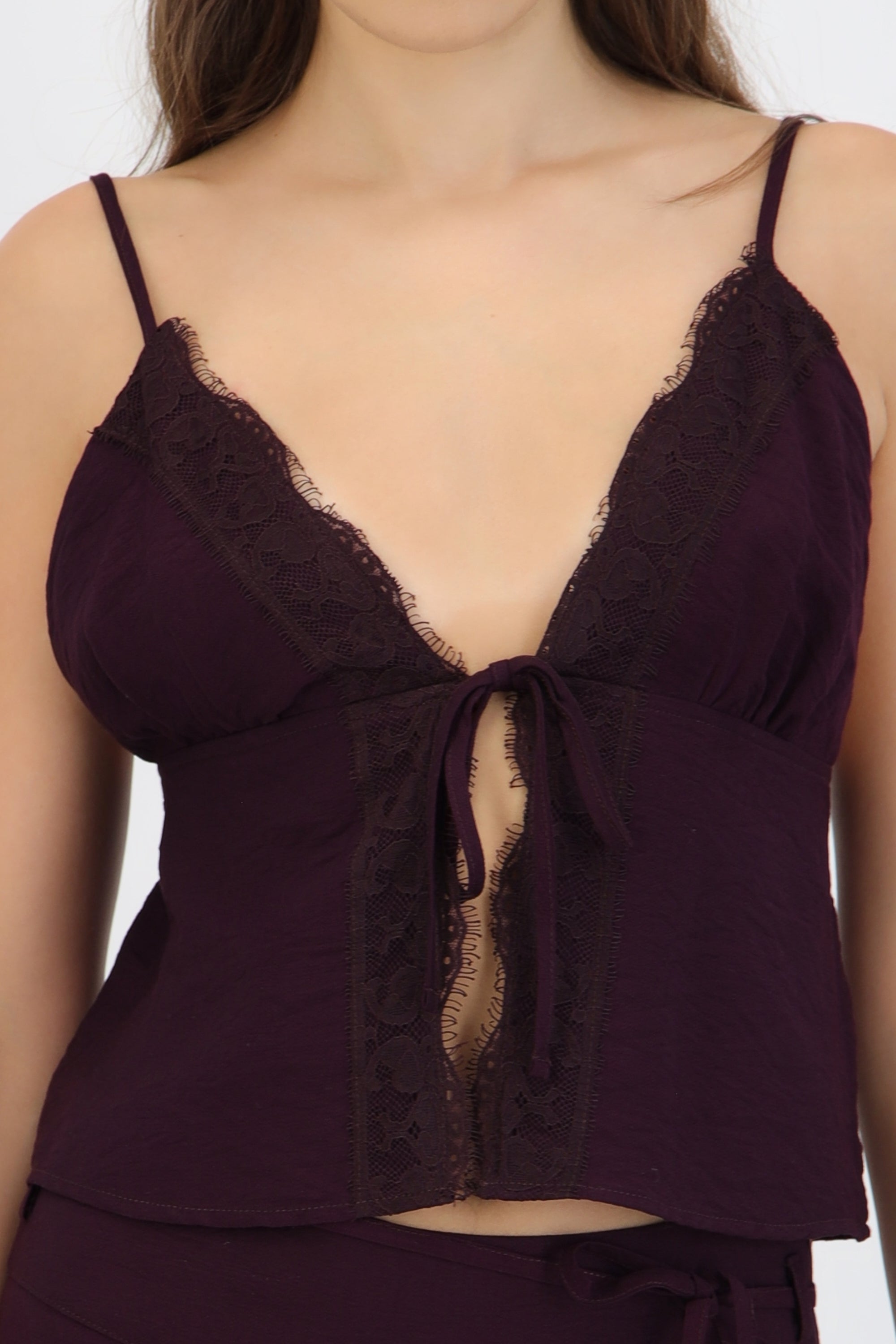 Top tirantes detalle encaje escote
