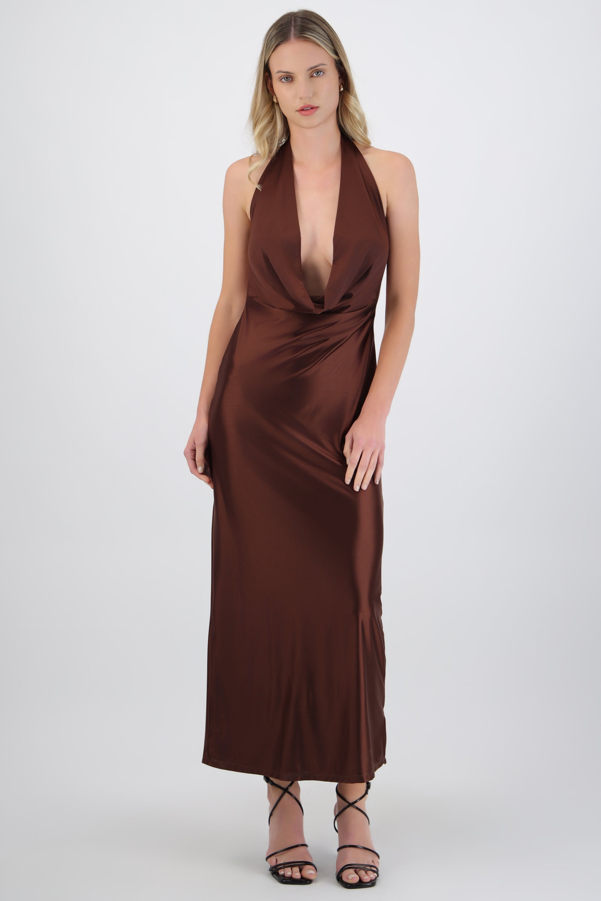 Vestido maxi escote cascada profundo