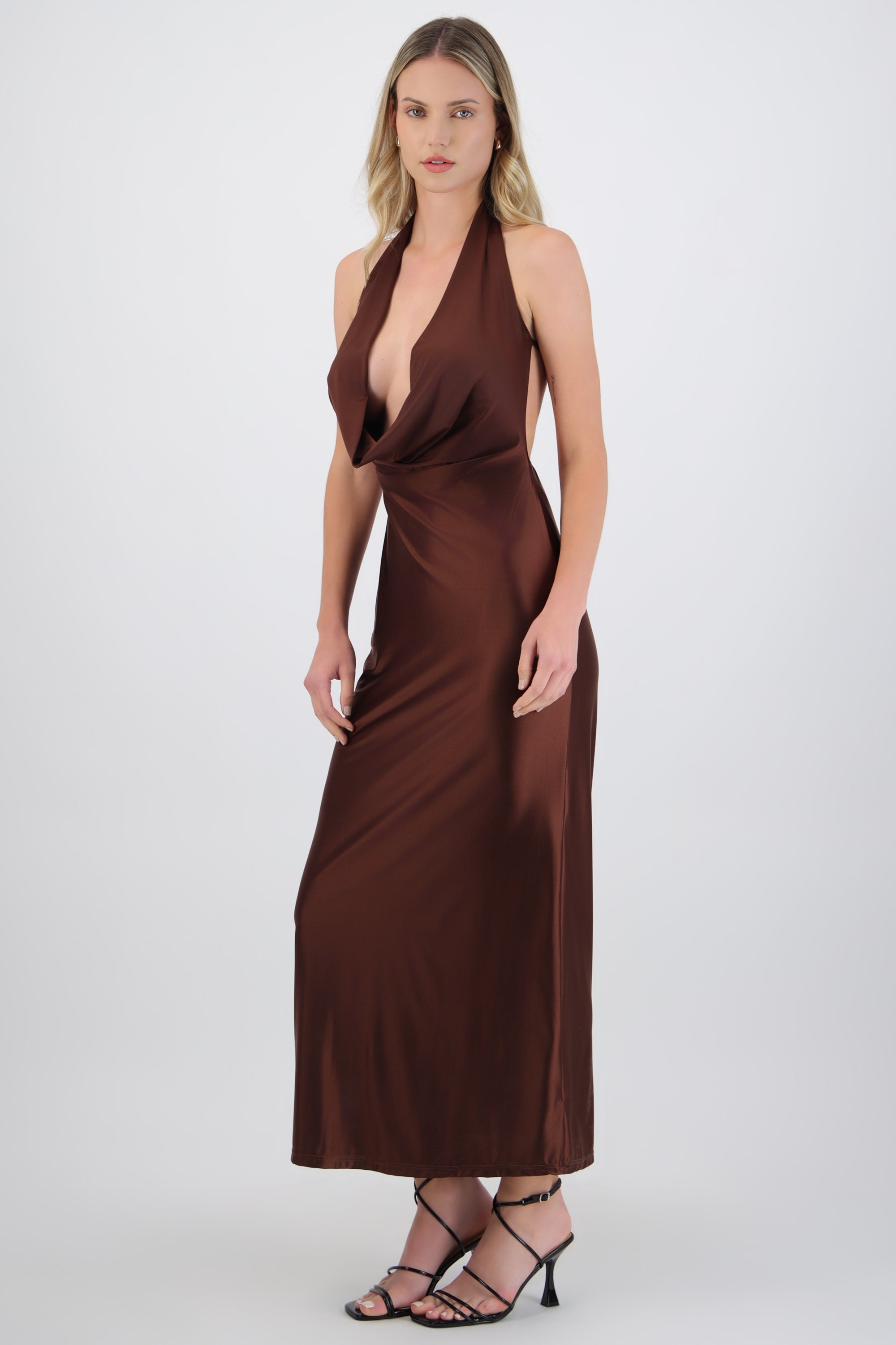 Vestido maxi escote cascada profundo