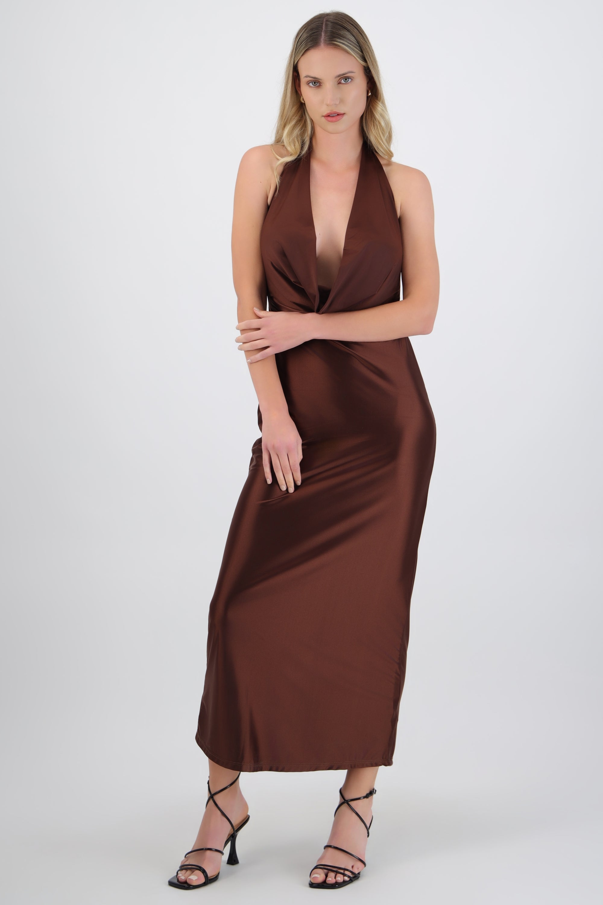 Vestido maxi escote cascada profundo