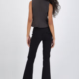 Pantalón bootcut pretina dos botones