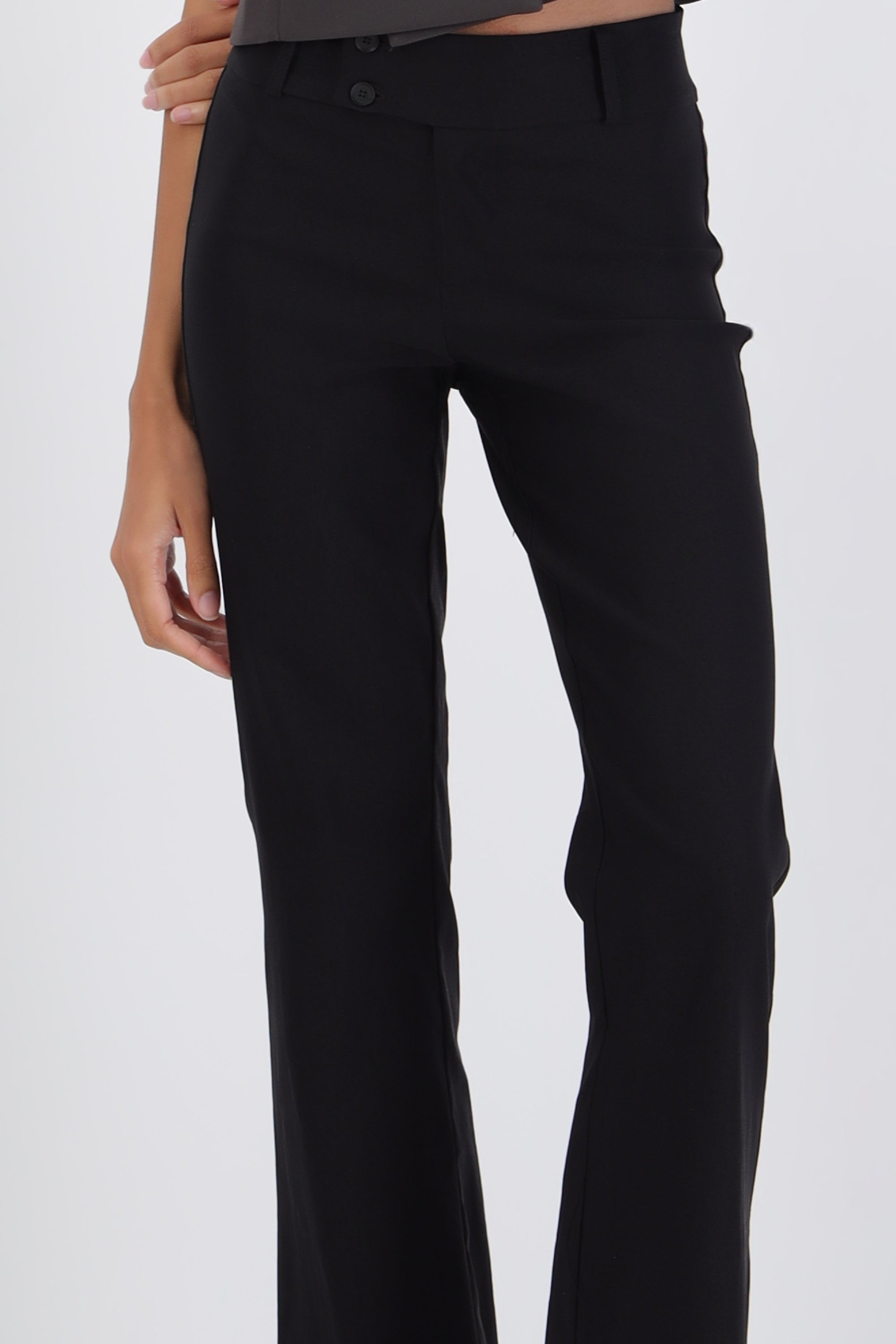 Pantalón bootcut pretina dos botones