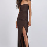 Vestido strapless detalle drapeado abertura
