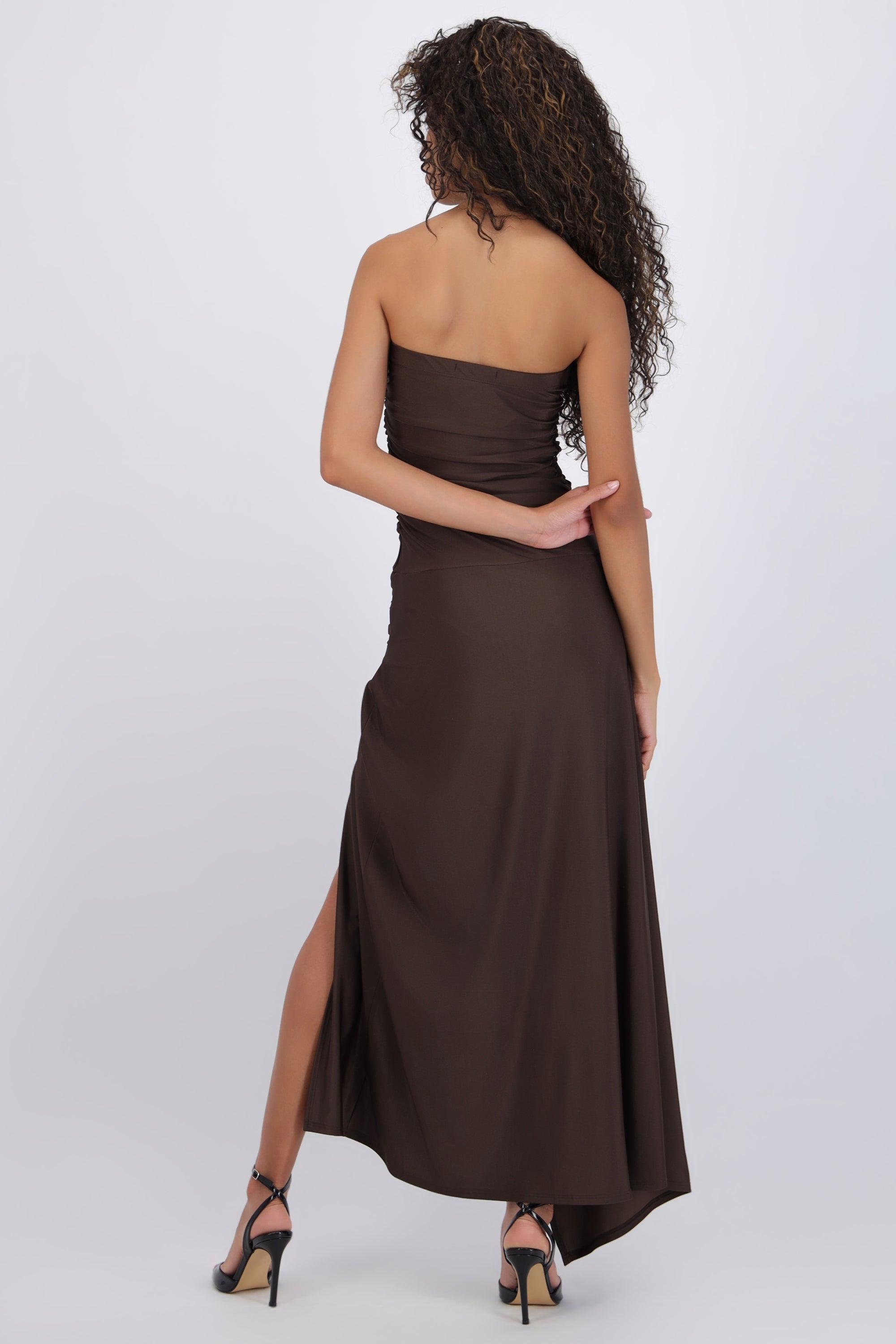 Vestido strapless detalle drapeado abertura