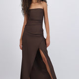 Vestido strapless detalle drapeado abertura
