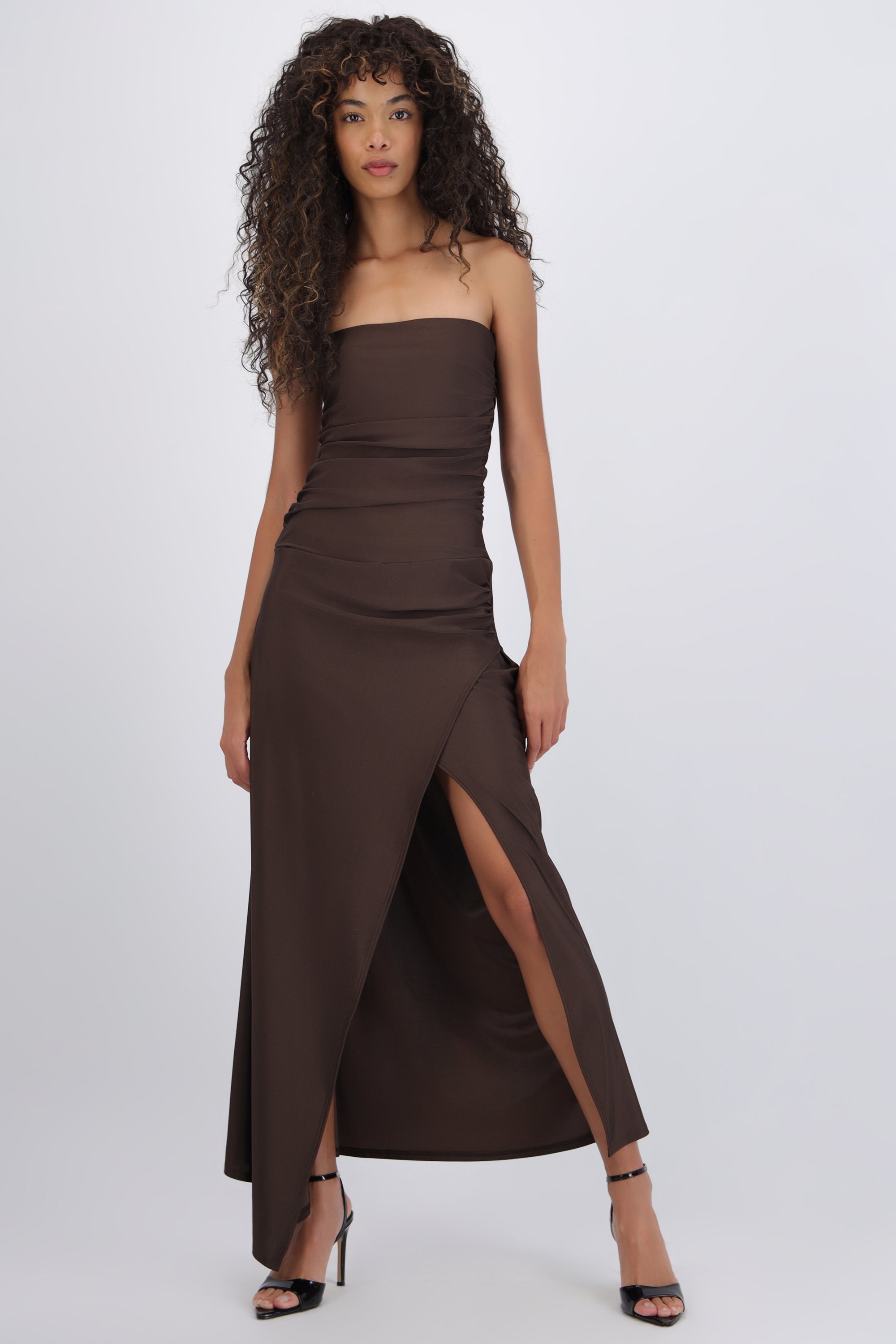 Vestido strapless detalle drapeado abertura