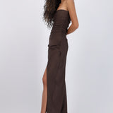 Vestido strapless detalle drapeado abertura