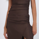 Vestido strapless detalle drapeado abertura