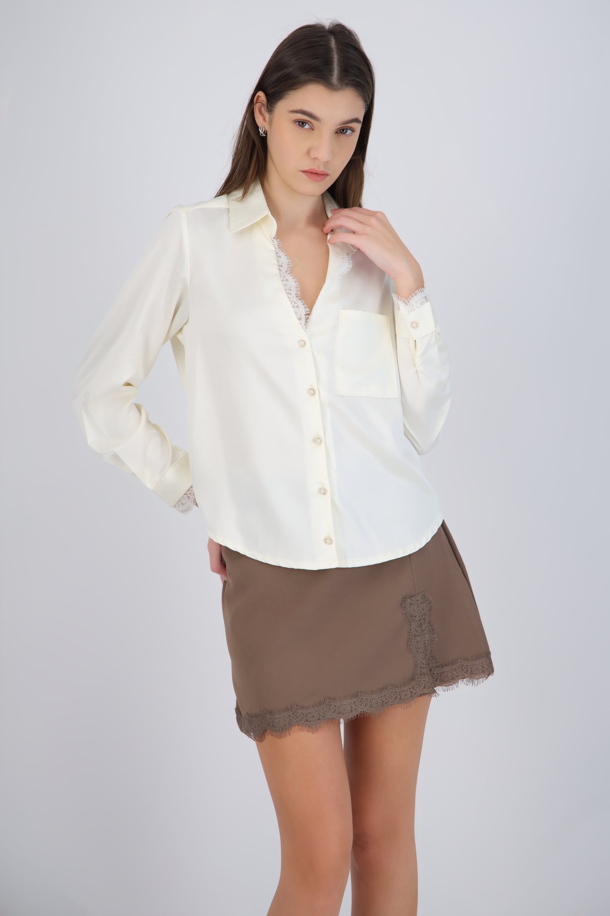 Camisa satin detalle encaje cuello