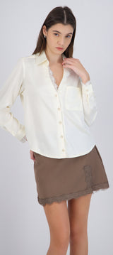 Camisa satin detalle encaje cuello