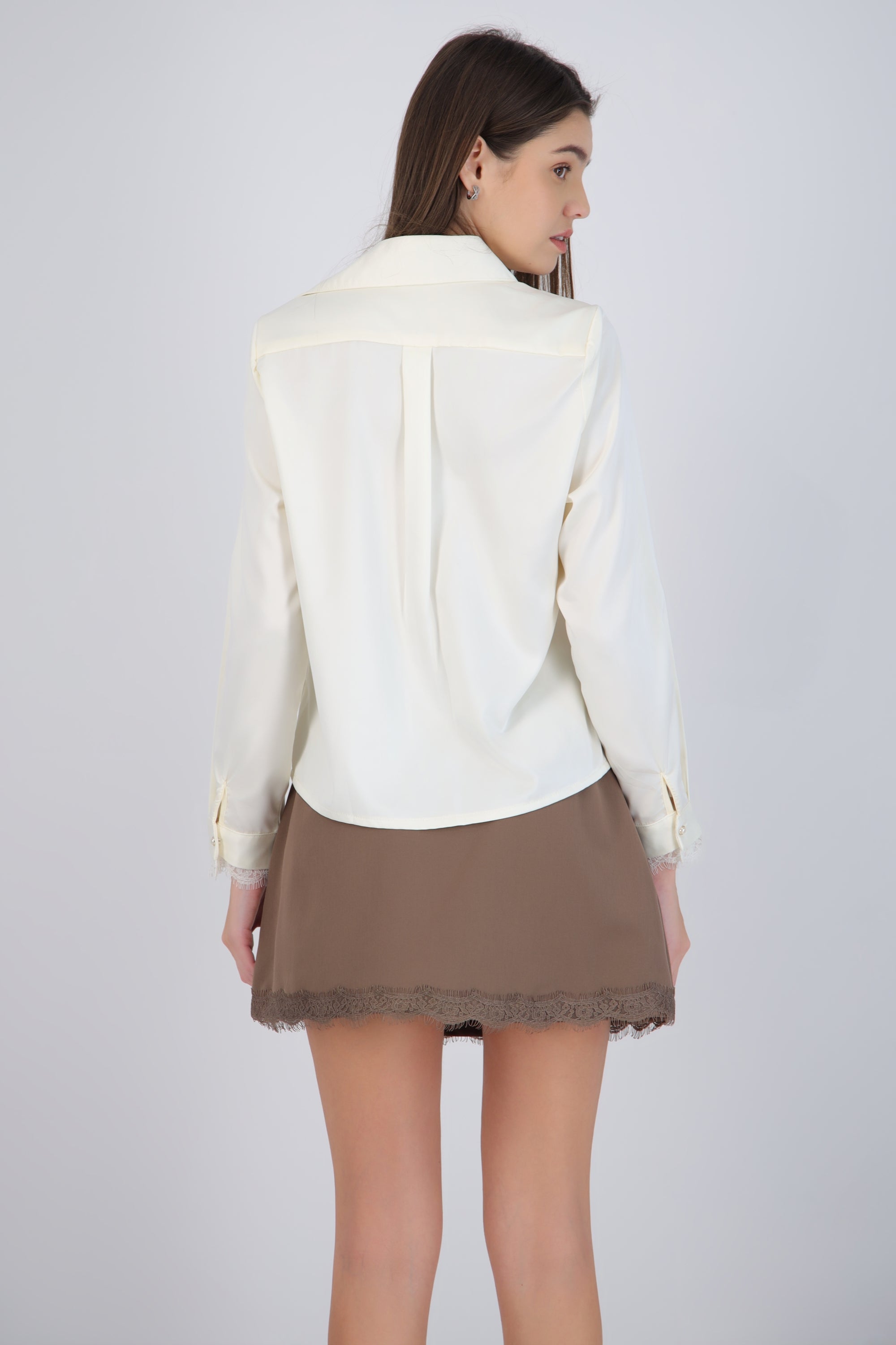 Camisa satin detalle encaje cuello
