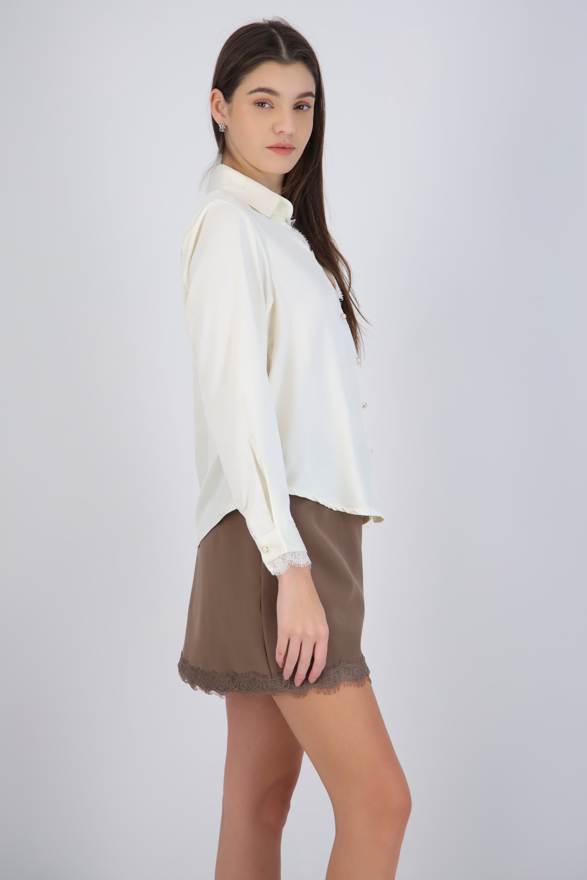 Camisa satin detalle encaje cuello